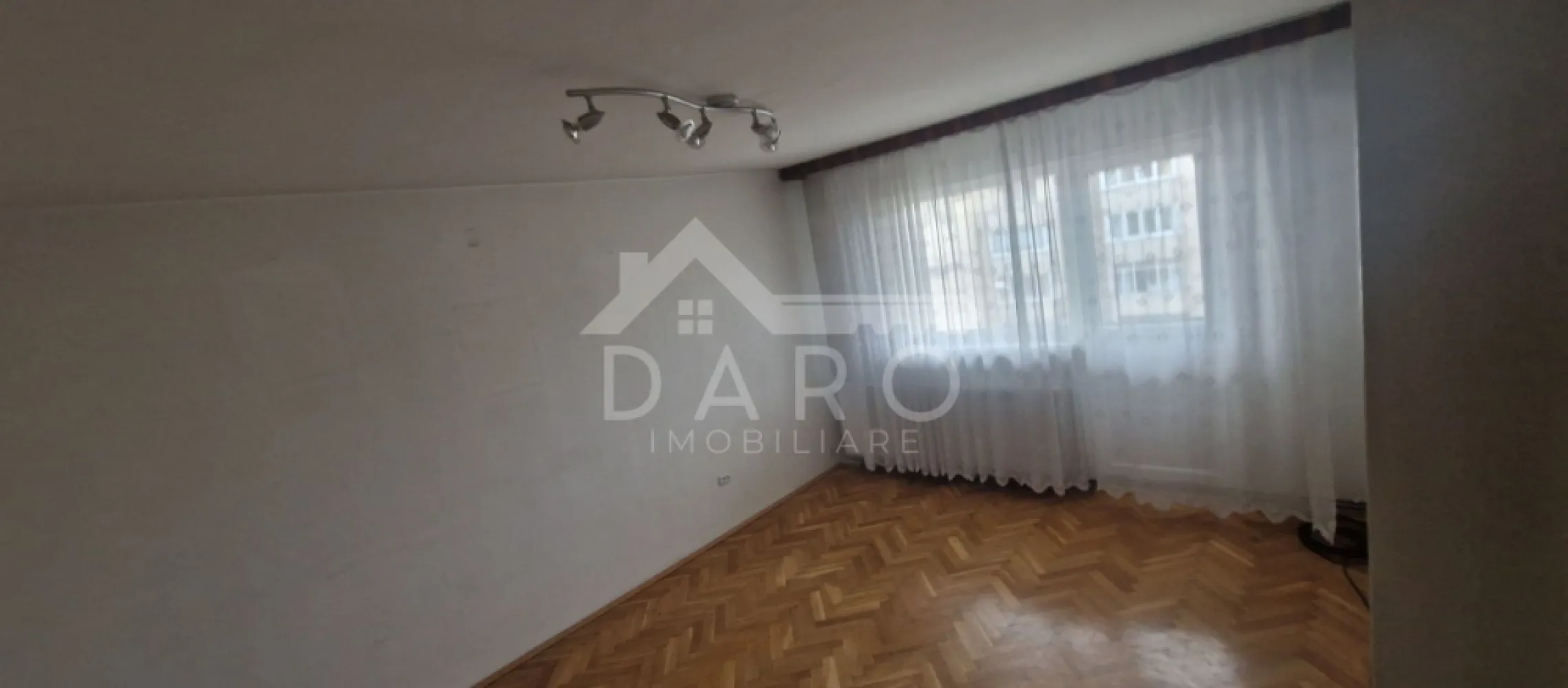 🏡 Apartament 4 camere de vânzare | Dâmbu Pietros | 90 mp - 🏡 Apartament 4 camere de vânzare | Dâmbu Pietros | 90 mp Se oferă spre vânzare apartament spațios, situat în cartierul Dâmbu Pietros, ideal pentru o familie care își dorește mai mult spațiu și confort. Suprafață utilă: 90 mp 🔥 Centrală termică proprie 🪟 Geamuri termopan Compartimentare: Living generos 3 dormitoare Bucătărie separată 2 băi Hol spațios Cămară pentru depozitare Stare: Apartamentul necesită renovare – oportunitate ideală pentru amenajare după propriul stil. Avantaje: ✔ Zonă liniștită și accesibilă ✔ Ideal pentru familie numeroasă ✔ Compartimentare practică ✔ Potențial ridicat de modernizare și creștere a valorii 💰 Preț atractiv! 📞 Pentru detalii și vizionări: Coman Maria – DARO Imobiliare 📱 0749 535 729 💳 Ai nevoie de credit? Prin Kiwi Finance beneficiezi de analiză gratuită și oferte de la peste 12 bănci. }}
