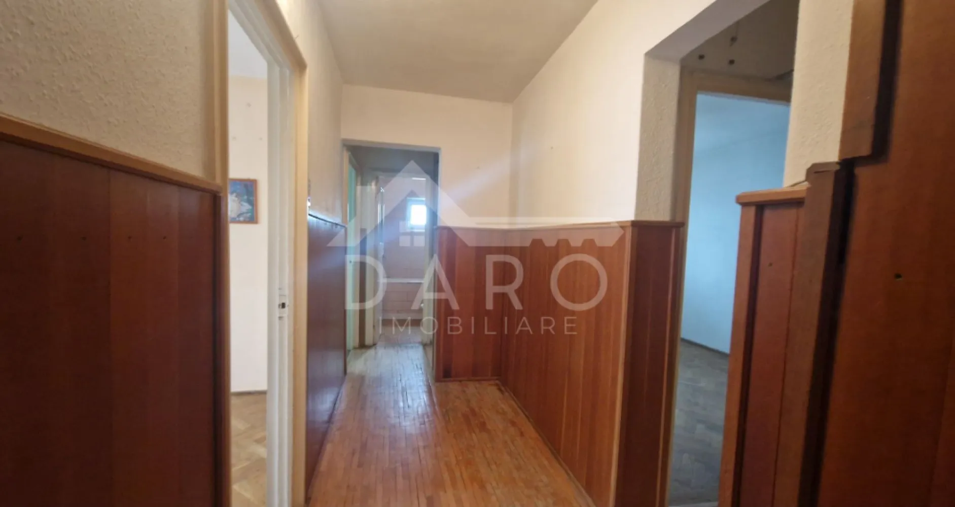 🏡 Apartament 4 camere de vânzare | Dâmbu Pietros | 90 mp - 🏡 Apartament 4 camere de vânzare | Dâmbu Pietros | 90 mp Se oferă spre vânzare apartament spațios, situat în cartierul Dâmbu Pietros, ideal pentru o familie care își dorește mai mult spațiu și confort. Suprafață utilă: 90 mp 🔥 Centrală termică proprie 🪟 Geamuri termopan Compartimentare: Living generos 3 dormitoare Bucătărie separată 2 băi Hol spațios Cămară pentru depozitare Stare: Apartamentul necesită renovare – oportunitate ideală pentru amenajare după propriul stil. Avantaje: ✔ Zonă liniștită și accesibilă ✔ Ideal pentru familie numeroasă ✔ Compartimentare practică ✔ Potențial ridicat de modernizare și creștere a valorii 💰 Preț atractiv! 📞 Pentru detalii și vizionări: Coman Maria – DARO Imobiliare 📱 0749 535 729 💳 Ai nevoie de credit? Prin Kiwi Finance beneficiezi de analiză gratuită și oferte de la peste 12 bănci. }}