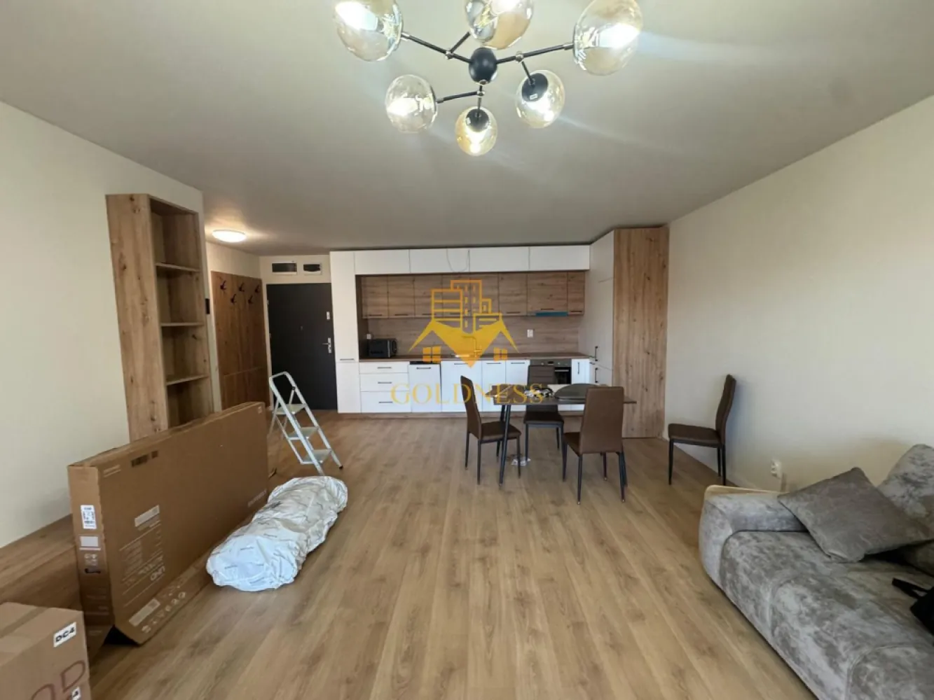 2 camere, premium, bloc nou, Marasti, The Nest, The Ofiice, 21 Dec - GOLDNESS Imobiliare vă propune spre închiriere un apartament cu 2 camere complet mobilat și utilat, la etajul 3 într-un imobil de 7 etaje, în cartierul Marasti. Apartamentul este compartimentat astfel: - dormitor cu pat matrimonial, dressing, noptiere - living cu bucatarie open-space complet utilată, canapea extensibla, loc de servit masa - baie cu cabina de dus, calorifer port prosop inox și dulap pentru depozitare. - terasa de 15 mp. Imobilul este dotat cu toate cele necesare- centrală proprie, mașină de spălat haine, frigider, plită electrică, hotă, TV, etc. Se află în apropierea stațiilor de transport în comun, magazine, restaurante, spații verzi, farmacii, etc. Dispune de parcare subterana inclusa in pret! Dacă sunteți interesați de acest apartament și doriți să îl vizionați, dar și pentru alte oferte sau detalii nu ezitați să ne contactați telefonic sau prin e-mail - goldnessimobiliare@gmail.com. Vă stăm la dispoziție! }}