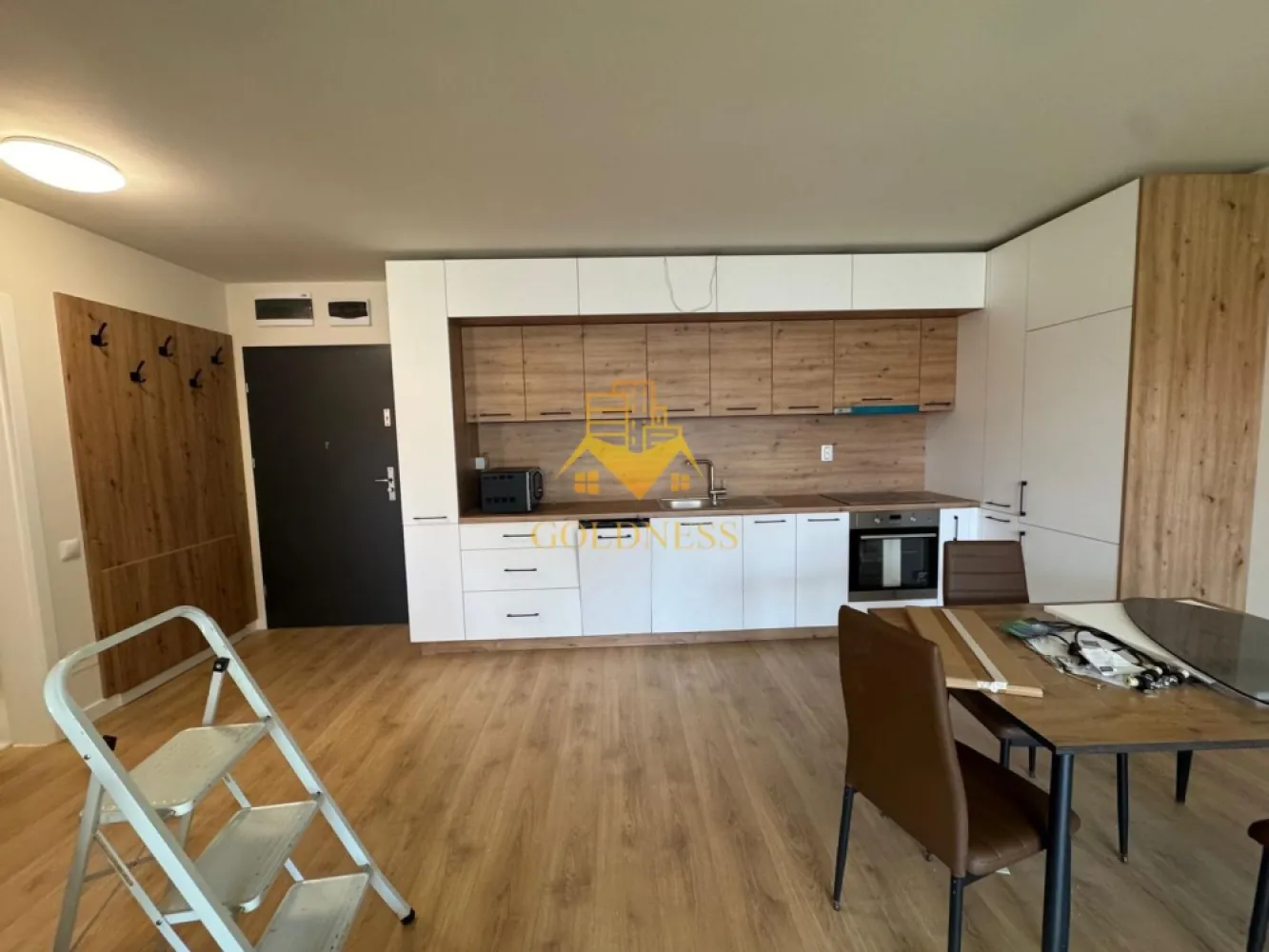 2 camere, premium, bloc nou, Marasti, The Nest, The Ofiice, 21 Dec - GOLDNESS Imobiliare vă propune spre închiriere un apartament cu 2 camere complet mobilat și utilat, la etajul 3 într-un imobil de 7 etaje, în cartierul Marasti. Apartamentul este compartimentat astfel: - dormitor cu pat matrimonial, dressing, noptiere - living cu bucatarie open-space complet utilată, canapea extensibla, loc de servit masa - baie cu cabina de dus, calorifer port prosop inox și dulap pentru depozitare. - terasa de 15 mp. Imobilul este dotat cu toate cele necesare- centrală proprie, mașină de spălat haine, frigider, plită electrică, hotă, TV, etc. Se află în apropierea stațiilor de transport în comun, magazine, restaurante, spații verzi, farmacii, etc. Dispune de parcare subterana inclusa in pret! Dacă sunteți interesați de acest apartament și doriți să îl vizionați, dar și pentru alte oferte sau detalii nu ezitați să ne contactați telefonic sau prin e-mail - goldnessimobiliare@gmail.com. Vă stăm la dispoziție! }}