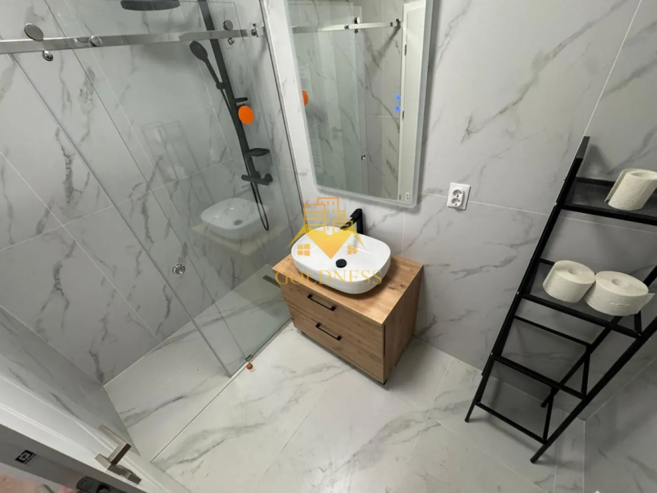 2 camere, premium, bloc nou, Marasti, The Nest, The Ofiice, 21 Dec - GOLDNESS Imobiliare vă propune spre închiriere un apartament cu 2 camere complet mobilat și utilat, la etajul 3 într-un imobil de 7 etaje, în cartierul Marasti. Apartamentul este compartimentat astfel: - dormitor cu pat matrimonial, dressing, noptiere - living cu bucatarie open-space complet utilată, canapea extensibla, loc de servit masa - baie cu cabina de dus, calorifer port prosop inox și dulap pentru depozitare. - terasa de 15 mp. Imobilul este dotat cu toate cele necesare- centrală proprie, mașină de spălat haine, frigider, plită electrică, hotă, TV, etc. Se află în apropierea stațiilor de transport în comun, magazine, restaurante, spații verzi, farmacii, etc. Dispune de parcare subterana inclusa in pret! Dacă sunteți interesați de acest apartament și doriți să îl vizionați, dar și pentru alte oferte sau detalii nu ezitați să ne contactați telefonic sau prin e-mail - goldnessimobiliare@gmail.com. Vă stăm la dispoziție! }}