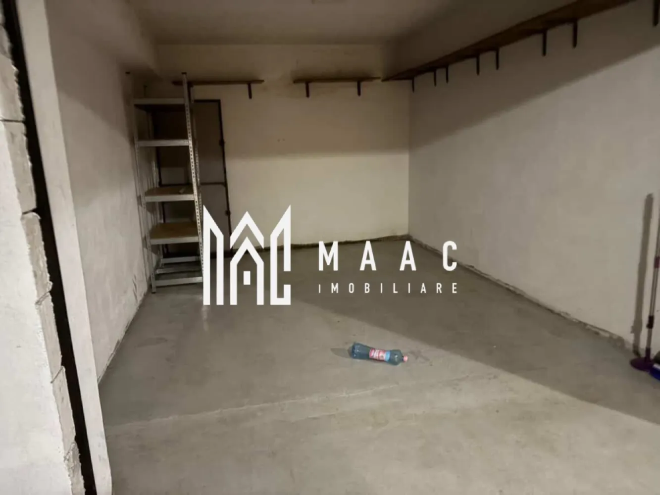 Garaj 15,7 mp | Curent electric | Demisol | Bulevardul Dem Rădulescu - Maac Imobiliare prezintă un garaj ideal pentru depozitare sau parcare, ferit de intemperii și de razele directe ale soarelui, cu o suprafață utilă de 15,7 mp. Garajul dispune de curent electric, fiind potrivit inclusiv pentru încărcarea unei mașini electrice. Este situat la demisolul imobilului de pe Bulevardul Dr. Rădulescu nr. 53, bloc X3, beneficiind de acces auto facil. Spațiul este potrivit atât pentru parcarea unui autoturism, cât și pentru motociclete, remorcă sau utilizare ca spațiu de depozitare. Pentru mai multe detalii sau pentru stabilirea unei vizionări, vă invităm să contactați MAAC Imobiliare. ID: CP2940664 }}