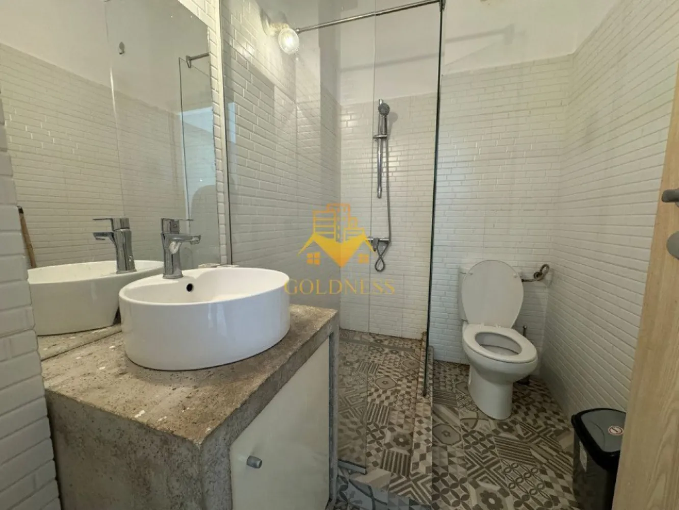 o camera, modern, bloc nou, Marasti zona Groapa Marasti - GOLDNESS Imobiliare vă propune spre închiriere un apartament cu 1 camere complet mobilat și utilat, la etajul 3 într-un imobil de 3 etaje, în cartierul Marasti. Apartamentul este compartimentat astfel: - living cu bucatarie open space, canapea extenbila, loc de luat masa - baie cu cabina de dus, spatiu pentru depozitare, calorifer port prosop Imobilul este dotat cu toate cele necesare- centrală proprie, mașină de spălat haine, frigider, plită electrică, hotă, etc. Terasa de 15 mp Se află în apropierea stațiilor de transport în comun, magazine, restaurante, spații verzi, farmacii, etc. Posibilitate de parcare in zona ! Dacă sunteți interesați de acest apartament și doriți să îl vizionați, dar și pentru alte oferte sau detalii nu ezitați să ne contactați telefonic sau prin e-mail. Vă stăm la dispoziție! }}