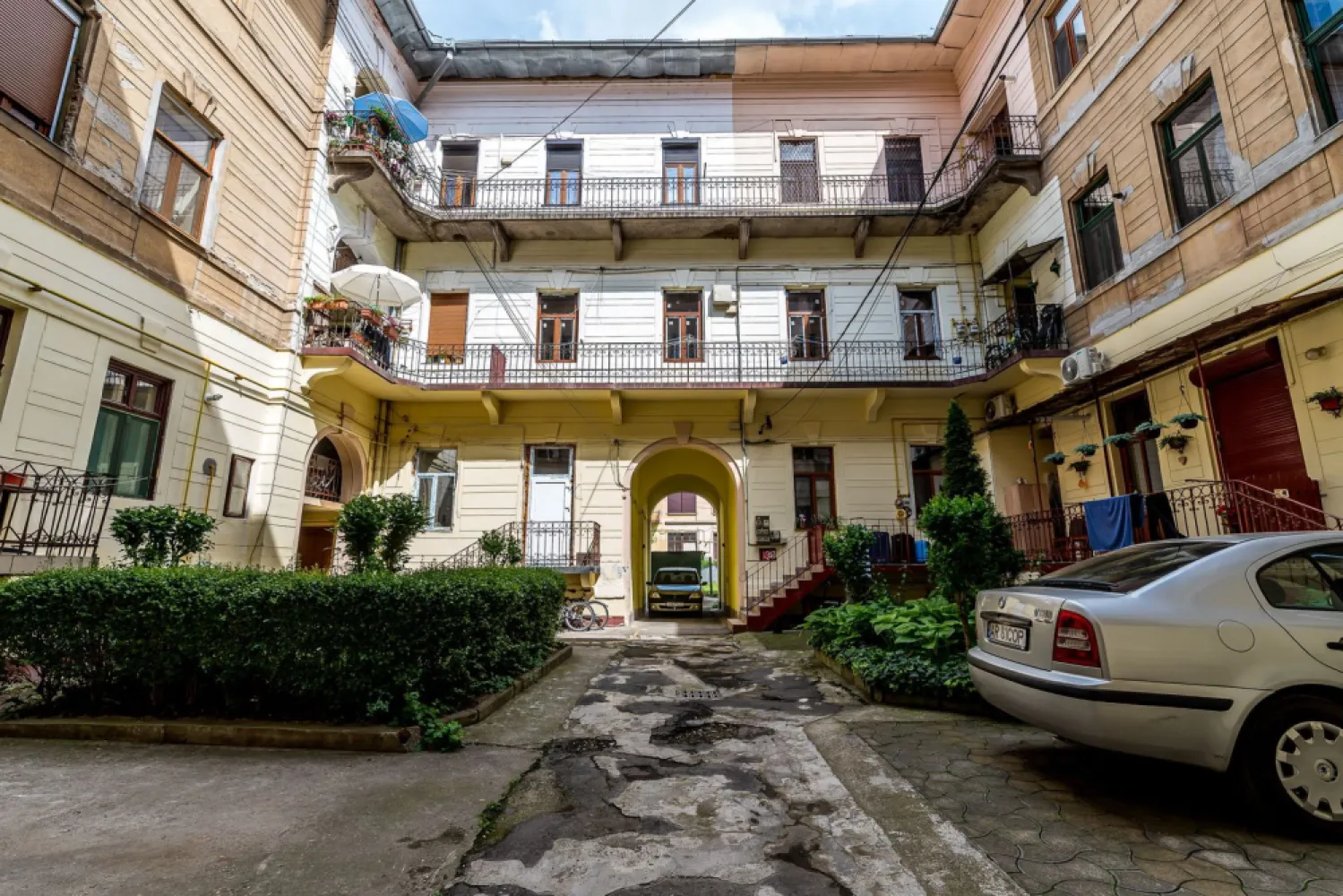 Apartament 98 mp pe bulevardul Decebal, fatada renovata Comision 0 - Comision 0%
O ocazie pentru cei care își doresc un apartament spațios într-una dintre cele mai bune zone ale orașului, ideal atât pentru locuință premium, cât și pentru investiție.
Situat ultracentral, pe Bulevardul Decebal, apartamentul se află la etajul 2 din 2 al unei clădiri cu fațada complet renovată și impresionează prin suprafața generoasă și luminozitatea naturală.

Detalii proprietate:
Suprafață utilă 70 mp
2 camere mari si luminoase
Ferestre înalte
Hol de intrare generos
Compartimentare excelentă
Clădire cu fațada renovată

Apartamentul necesită renovare completă, însă tocmai acest aspect oferă posibilitatea amenajării personalizate într-un stil modern, elegant sau chiar boutique/classic, păstrând farmecul unei proprietăți ultracentrale autentice.

Datorită poziționării excelente și suprafeței generoase, proprietatea este ideală pentru:
locuință exclusivistă;
birou/notariat/cabinet;
regim hotelier premium;
investiție pe termen lung.

📞 Pentru detalii și programarea unei vizionări:
Blaga Flavius – 0754467525 Consultant imobiliar acreditat APAIR (Asociația Profesională a Agenților Imobiliari din România)

Nu dispui de toată suma? Te ajutăm noi gratuit! Îți obținem oferte de la 16 bănci.
Ai o proprietate de vânzare în Arad și vrei să știi cât valorează cu adevărat?

Birou: ACASĂ | Agenție imobiliară Arad
Adresă: Bulevardul Decebal 2, Arad 310133