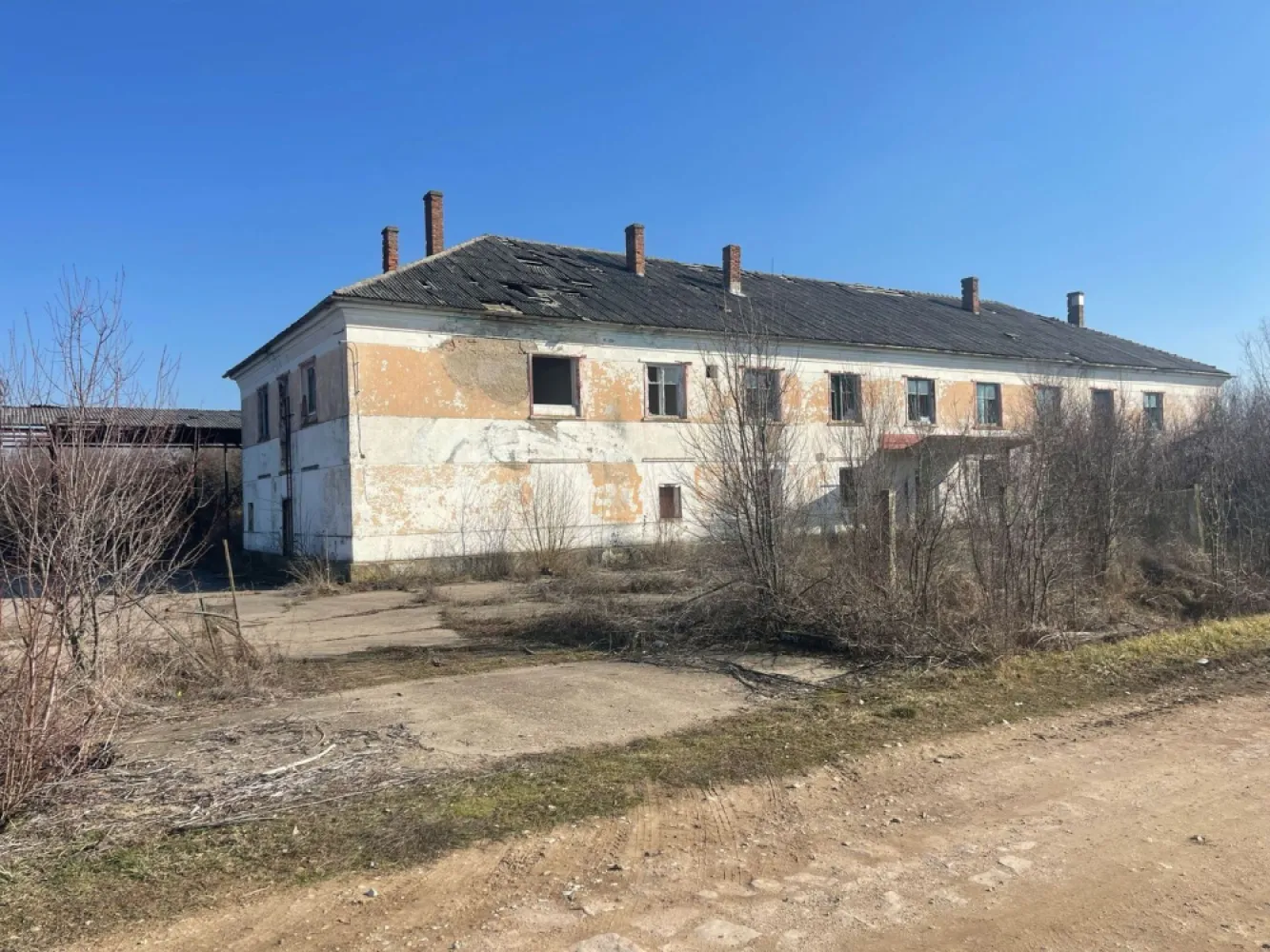 Proprietate versatila fost camin muncitori + teren loc.Batar jud Bihor - De vanzare, oportunitate de investitie: proprietate versatila compusa din fost camin muncitori + teren. Batar, Bihor, 19 030 mp teren intravilan. 139. 000 E. Comision 0. Proprietatea se preteaza ca investitie pentru camin de persoane in varsta sau ferma agricola, facilitate de productie si cazare. Proprietatea este formata din parcela cu constructie (fost camin muncitori), P+1, caramida, constructie 1975, suprafata desfasurata 1270 mp + anexa din BCA (constructie 1995), suprafata construita desfasurata 180 mp. Terenul insumeaza 18 294 mp. Pe parcela se afla punct transformare energie electrica. Teren intravilan , cf individual Pret: 139.000 euro neg contact: 0731 290 032 Sorin Gligor }}