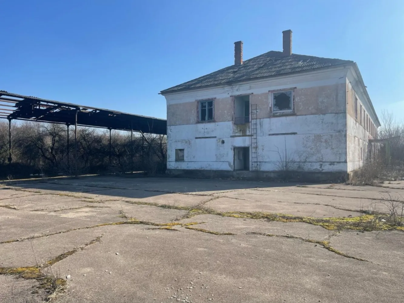 Proprietate versatila fost camin muncitori + teren loc.Batar jud Bihor - De vanzare, oportunitate de investitie: proprietate versatila compusa din fost camin muncitori + teren. Batar, Bihor, 19 030 mp teren intravilan. 139. 000 E. Comision 0. Proprietatea se preteaza ca investitie pentru camin de persoane in varsta sau ferma agricola, facilitate de productie si cazare. Proprietatea este formata din parcela cu constructie (fost camin muncitori), P+1, caramida, constructie 1975, suprafata desfasurata 1270 mp + anexa din BCA (constructie 1995), suprafata construita desfasurata 180 mp. Terenul insumeaza 18 294 mp. Pe parcela se afla punct transformare energie electrica. Teren intravilan , cf individual Pret: 139.000 euro neg contact: 0731 290 032 Sorin Gligor }}