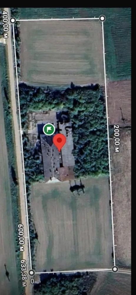 Proprietate versatila fost camin muncitori + teren loc.Batar jud Bihor - De vanzare, oportunitate de investitie: proprietate versatila compusa din fost camin muncitori + teren. Batar, Bihor, 19 030 mp teren intravilan. 139. 000 E. Comision 0. Proprietatea se preteaza ca investitie pentru camin de persoane in varsta sau ferma agricola, facilitate de productie si cazare. Proprietatea este formata din parcela cu constructie (fost camin muncitori), P+1, caramida, constructie 1975, suprafata desfasurata 1270 mp + anexa din BCA (constructie 1995), suprafata construita desfasurata 180 mp. Terenul insumeaza 18 294 mp. Pe parcela se afla punct transformare energie electrica. Teren intravilan , cf individual Pret: 139.000 euro neg contact: 0731 290 032 Sorin Gligor }}