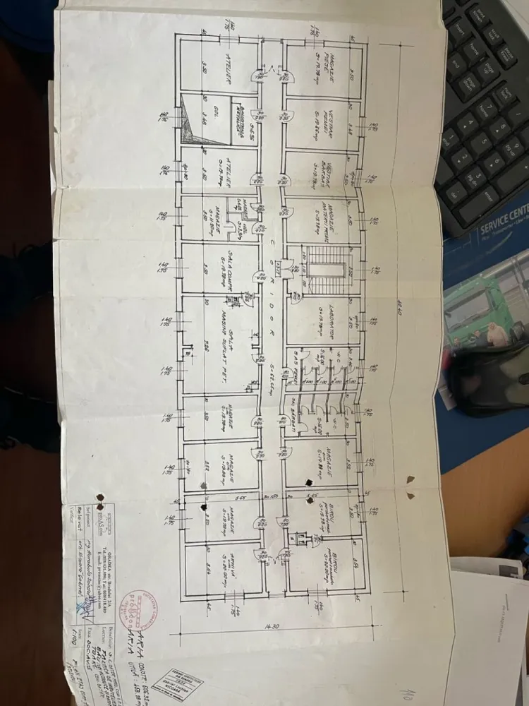 Proprietate versatila fost camin muncitori + teren loc.Batar jud Bihor - De vanzare, oportunitate de investitie: proprietate versatila compusa din fost camin muncitori + teren. Batar, Bihor, 19 030 mp teren intravilan. 139. 000 E. Comision 0. Proprietatea se preteaza ca investitie pentru camin de persoane in varsta sau ferma agricola, facilitate de productie si cazare. Proprietatea este formata din parcela cu constructie (fost camin muncitori), P+1, caramida, constructie 1975, suprafata desfasurata 1270 mp + anexa din BCA (constructie 1995), suprafata construita desfasurata 180 mp. Terenul insumeaza 18 294 mp. Pe parcela se afla punct transformare energie electrica. Teren intravilan , cf individual Pret: 139.000 euro neg contact: 0731 290 032 Sorin Gligor }}