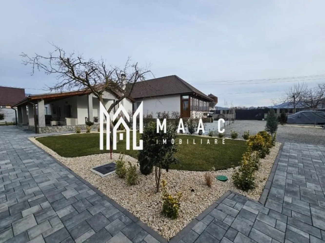 Vila | Pretabil Pensiune | 5 camere | Moderna | Jiblea - VÂNZARE CASĂ PREMIUM – 1.500 MP TEREN | SAUNĂ, JACUZZI, FOIȘOR COMPLET – JIBLEA VECHE, VÂLCEA MAAC IMOBILIARE oferă spre vânzare casă individuală premium situată în Jiblea Veche, județul Vâlcea, într-o zonă liniștită, exclusiv de case, cu acces facil și vecinătăți de calitate. Proprietatea este complet mobilată și utilată,gata de mutare, ideală pentru familie sau pentru rezidență de vacanță. DETALII PROPRIETATE: Teren: 1.500 mp Suprafață utilă casă: 217,8 mp Terase: 34,6 mp Foișor închis: 40,3 mp cu baie proprie Pivniță: 7 mp COMPARTIMENTARE: Living spațios 5 dormitoare Bucătărie complet utilată 3 băi în casă Spații de depozitare eficient organizate DOTĂRI & AVANTAJE: Foișor din lemn masiv, complet echipat: cuptor, grătar, plită, zonă de luat masa Jacuzzi exterior Saună separată Curte amenajată integral: gazon, alei pavate, piatră decorativă, arbori ornamentali Terase generoase pentru relaxare Proprietate împrejmuită,intimitate excelentă Finisaje premium, întreținere impecabilă BENEFICII CHEIE: Fără investiții suplimentare Zonă liniștită, acces rapid Ideală pentru locuință permanentă sau investiție PREȚ: 368.000 € + TVA Preț ușor negociabil Pentru detalii și vizionări, vă rugăm să ne contactați. MAAC IMOBILIARE – VÂNZARE SIGURĂ, PROPRIETĂȚI DE CALITATE. id CP2859770 }}