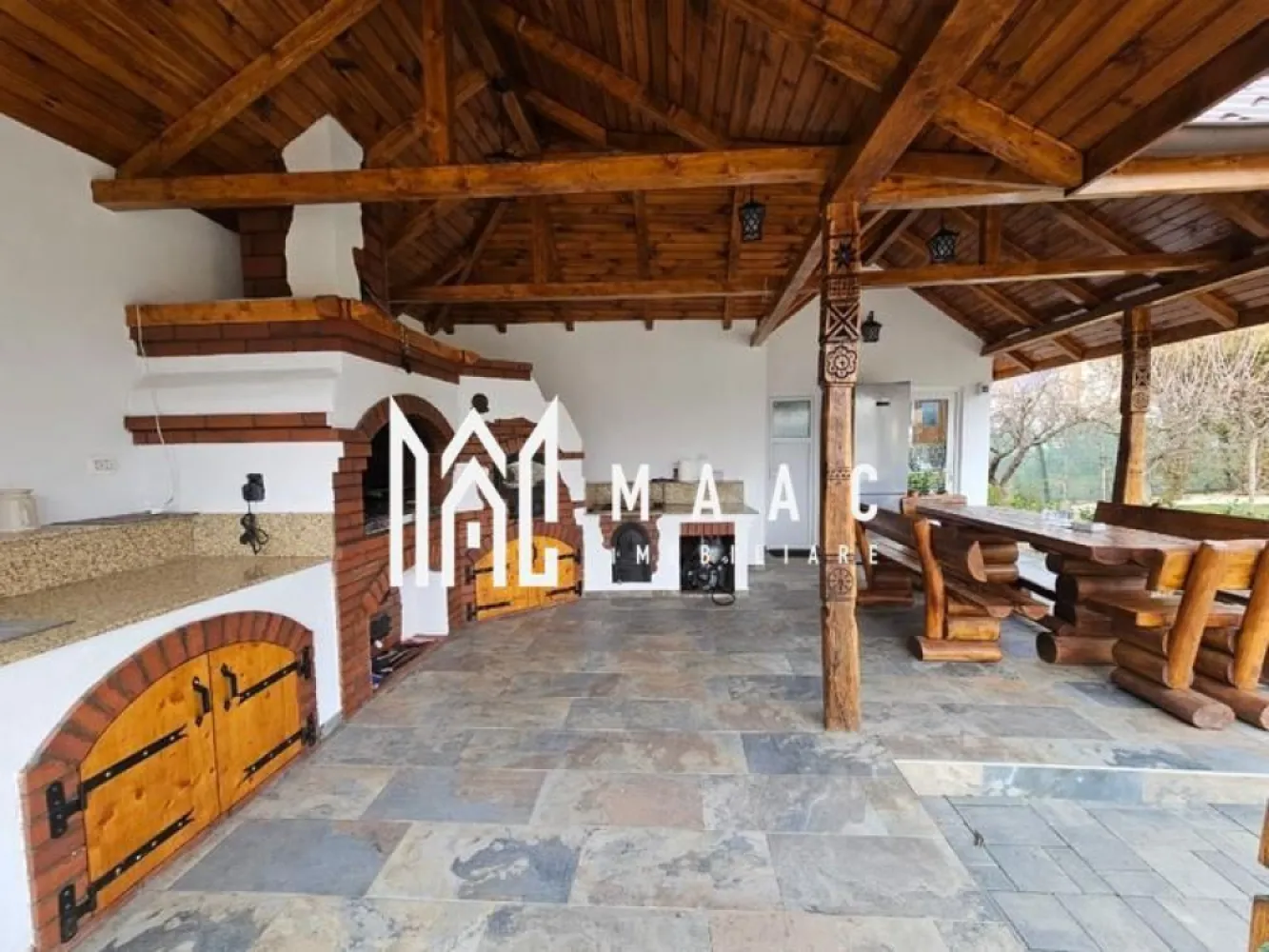 Vila | Pretabil Pensiune | 5 camere | Moderna | Jiblea - VÂNZARE CASĂ PREMIUM – 1.500 MP TEREN | SAUNĂ, JACUZZI, FOIȘOR COMPLET – JIBLEA VECHE, VÂLCEA MAAC IMOBILIARE oferă spre vânzare casă individuală premium situată în Jiblea Veche, județul Vâlcea, într-o zonă liniștită, exclusiv de case, cu acces facil și vecinătăți de calitate. Proprietatea este complet mobilată și utilată,gata de mutare, ideală pentru familie sau pentru rezidență de vacanță. DETALII PROPRIETATE: Teren: 1.500 mp Suprafață utilă casă: 217,8 mp Terase: 34,6 mp Foișor închis: 40,3 mp cu baie proprie Pivniță: 7 mp COMPARTIMENTARE: Living spațios 5 dormitoare Bucătărie complet utilată 3 băi în casă Spații de depozitare eficient organizate DOTĂRI & AVANTAJE: Foișor din lemn masiv, complet echipat: cuptor, grătar, plită, zonă de luat masa Jacuzzi exterior Saună separată Curte amenajată integral: gazon, alei pavate, piatră decorativă, arbori ornamentali Terase generoase pentru relaxare Proprietate împrejmuită,intimitate excelentă Finisaje premium, întreținere impecabilă BENEFICII CHEIE: Fără investiții suplimentare Zonă liniștită, acces rapid Ideală pentru locuință permanentă sau investiție PREȚ: 368.000 € + TVA Preț ușor negociabil Pentru detalii și vizionări, vă rugăm să ne contactați. MAAC IMOBILIARE – VÂNZARE SIGURĂ, PROPRIETĂȚI DE CALITATE. id CP2859770 }}
