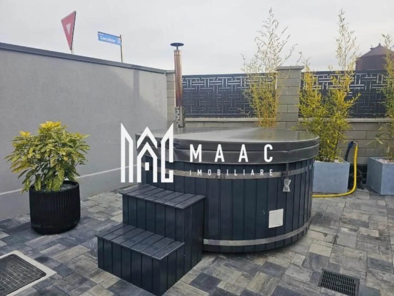 Vila | Pretabil Pensiune | 5 camere | Moderna | Jiblea - VÂNZARE CASĂ PREMIUM – 1.500 MP TEREN | SAUNĂ, JACUZZI, FOIȘOR COMPLET – JIBLEA VECHE, VÂLCEA MAAC IMOBILIARE oferă spre vânzare casă individuală premium situată în Jiblea Veche, județul Vâlcea, într-o zonă liniștită, exclusiv de case, cu acces facil și vecinătăți de calitate. Proprietatea este complet mobilată și utilată,gata de mutare, ideală pentru familie sau pentru rezidență de vacanță. DETALII PROPRIETATE: Teren: 1.500 mp Suprafață utilă casă: 217,8 mp Terase: 34,6 mp Foișor închis: 40,3 mp cu baie proprie Pivniță: 7 mp COMPARTIMENTARE: Living spațios 5 dormitoare Bucătărie complet utilată 3 băi în casă Spații de depozitare eficient organizate DOTĂRI & AVANTAJE: Foișor din lemn masiv, complet echipat: cuptor, grătar, plită, zonă de luat masa Jacuzzi exterior Saună separată Curte amenajată integral: gazon, alei pavate, piatră decorativă, arbori ornamentali Terase generoase pentru relaxare Proprietate împrejmuită,intimitate excelentă Finisaje premium, întreținere impecabilă BENEFICII CHEIE: Fără investiții suplimentare Zonă liniștită, acces rapid Ideală pentru locuință permanentă sau investiție PREȚ: 368.000 € + TVA Preț ușor negociabil Pentru detalii și vizionări, vă rugăm să ne contactați. MAAC IMOBILIARE – VÂNZARE SIGURĂ, PROPRIETĂȚI DE CALITATE. id CP2859770 }}