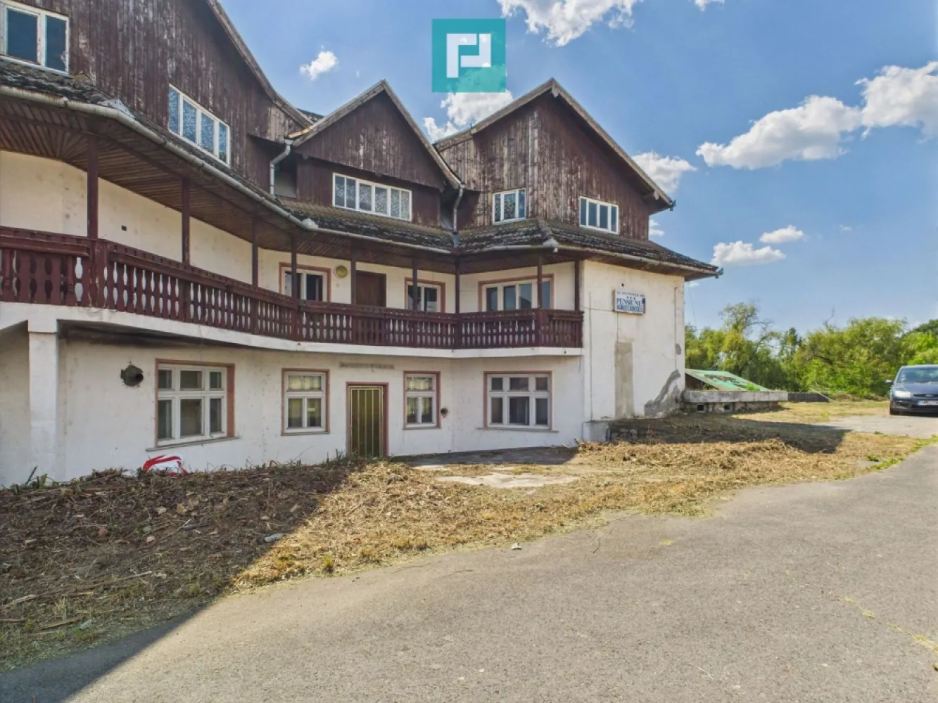Pensiune cu teren 6464 mp în Geoagiu pe Râul Mureș - Pensiune cu teren generos și acces la plaja Râului Mureș Dacă îți dorești să investești într-un loc cu adevărat special, cu un potențial imens, îți propunem o oportunitate rară: o pensiune cu etaj și mansardă, aflată într-o zonă de poveste, ce așteaptă să fie readusă la viață printr-o renovare inspirată. Proprietatea dispune de: Teren impresionant de 6.464 mp, ideal pentru dezvoltarea unei grădini, zone de relaxare, terase, spații de joacă sau chiar facilități wellness. Acces direct la plaja Râului Mureș, un colț de natură unde liniștea și frumusețea peisajului se împletesc perfect. Clădiri suplimentare care necesită renovare, dar care pot fi transformate în spații de cazare suplimentare, sală de evenimente, restaurant sau alte funcțiuni turistice. Parcare generoasă pentru autoturisme, un avantaj important pentru turiști. Acces rapid către stațiunea Geoagiu Băi, renumită pentru apele termale și pentru atmosfera sa relaxantă. Poziționare excelentă, într-un cadru natural spectaculos, cu multă verdeață și liniște. Acces rapid către Geoagiu Băi, o stațiune recunoscută pentru apele sale termale și atracțiile turistice. Zonă cu potențial ridicat pentru dezvoltare turistică – camping, pensiune modernă, retreat wellness sau complex de agrement. Această proprietate se adresează atât investitorilor care doresc să valorifice potențialul turistic al zonei, cât și persoanelor care își doresc un domeniu vast la marginea naturii, cu acces la apă și posibilități multiple de dezvoltare, pe care noul proprietar o poate transforma într-o destinație de neuitat: un loc de relaxare pentru familie, o afacere în turism sau un proiect eco în mijlocul naturii, ai la dispoziție tot spațiul și cadrul necesar pentru a-l face realitate. Prețul reflectă atât valoarea terenului, cât și potențialul unic al locației. Consultant imobiliar : Laurentiu Caraman Telefon : 0721824896 Email : laurentiu.caraman@propertylab.ro CP2664808 }}