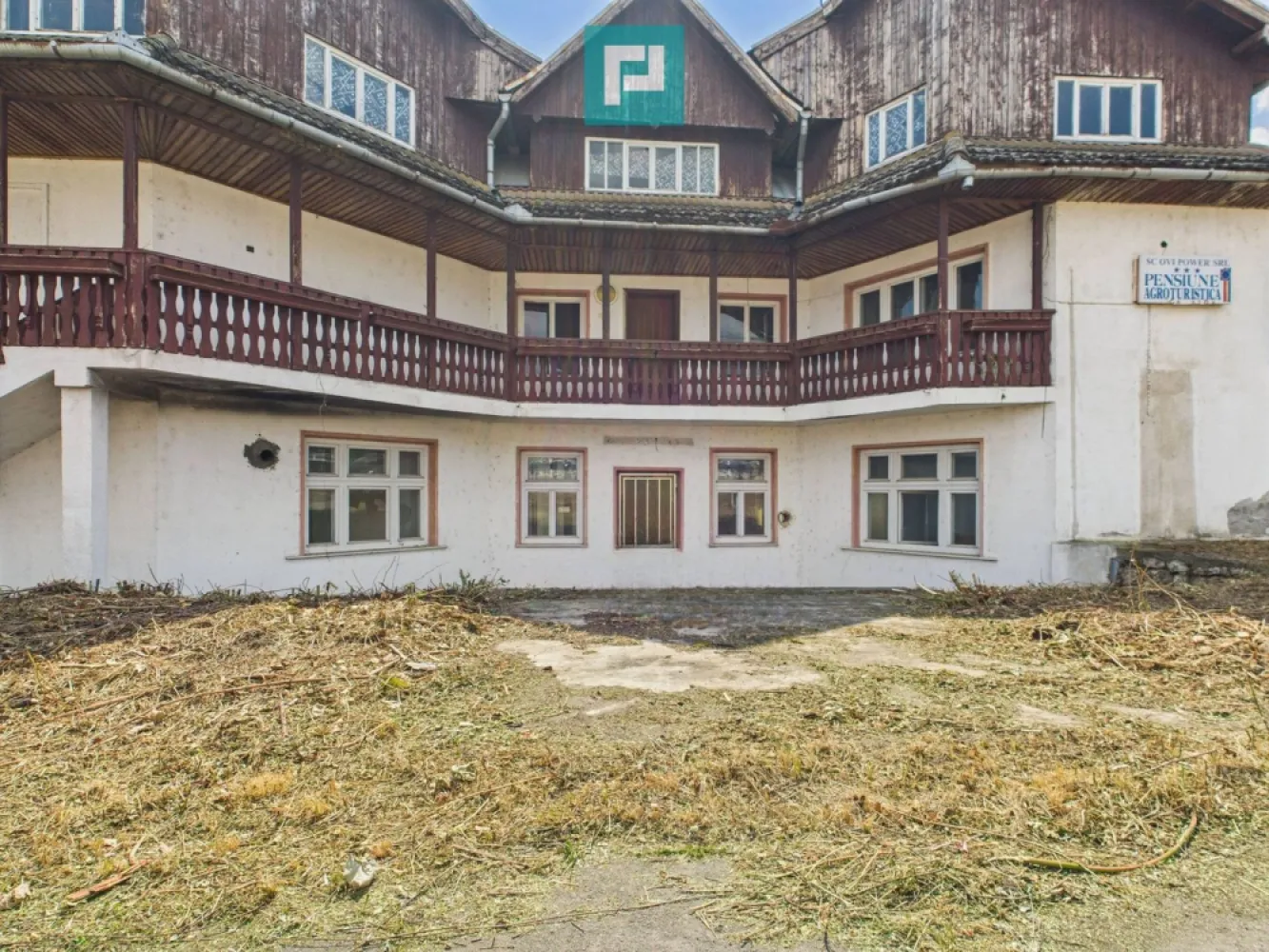 Pensiune cu teren 6464 mp în Geoagiu pe Râul Mureș - Pensiune cu teren generos și acces la plaja Râului Mureș Dacă îți dorești să investești într-un loc cu adevărat special, cu un potențial imens, îți propunem o oportunitate rară: o pensiune cu etaj și mansardă, aflată într-o zonă de poveste, ce așteaptă să fie readusă la viață printr-o renovare inspirată. Proprietatea dispune de: Teren impresionant de 6.464 mp, ideal pentru dezvoltarea unei grădini, zone de relaxare, terase, spații de joacă sau chiar facilități wellness. Acces direct la plaja Râului Mureș, un colț de natură unde liniștea și frumusețea peisajului se împletesc perfect. Clădiri suplimentare care necesită renovare, dar care pot fi transformate în spații de cazare suplimentare, sală de evenimente, restaurant sau alte funcțiuni turistice. Parcare generoasă pentru autoturisme, un avantaj important pentru turiști. Acces rapid către stațiunea Geoagiu Băi, renumită pentru apele termale și pentru atmosfera sa relaxantă. Poziționare excelentă, într-un cadru natural spectaculos, cu multă verdeață și liniște. Acces rapid către Geoagiu Băi, o stațiune recunoscută pentru apele sale termale și atracțiile turistice. Zonă cu potențial ridicat pentru dezvoltare turistică – camping, pensiune modernă, retreat wellness sau complex de agrement. Această proprietate se adresează atât investitorilor care doresc să valorifice potențialul turistic al zonei, cât și persoanelor care își doresc un domeniu vast la marginea naturii, cu acces la apă și posibilități multiple de dezvoltare, pe care noul proprietar o poate transforma într-o destinație de neuitat: un loc de relaxare pentru familie, o afacere în turism sau un proiect eco în mijlocul naturii, ai la dispoziție tot spațiul și cadrul necesar pentru a-l face realitate. Prețul reflectă atât valoarea terenului, cât și potențialul unic al locației. Consultant imobiliar : Laurentiu Caraman Telefon : 0721824896 Email : laurentiu.caraman@propertylab.ro CP2664808 }}