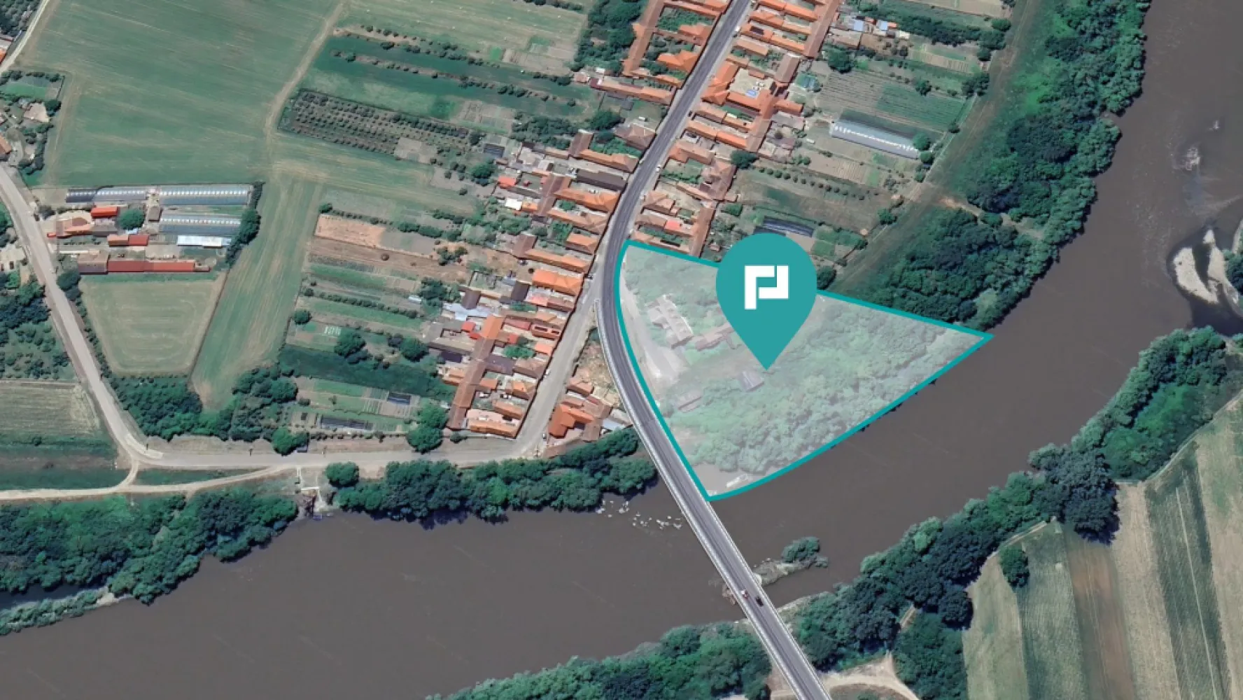 Pensiune cu teren 6464 mp în Geoagiu pe Râul Mureș - Pensiune cu teren generos și acces la plaja Râului Mureș Dacă îți dorești să investești într-un loc cu adevărat special, cu un potențial imens, îți propunem o oportunitate rară: o pensiune cu etaj și mansardă, aflată într-o zonă de poveste, ce așteaptă să fie readusă la viață printr-o renovare inspirată. Proprietatea dispune de: Teren impresionant de 6.464 mp, ideal pentru dezvoltarea unei grădini, zone de relaxare, terase, spații de joacă sau chiar facilități wellness. Acces direct la plaja Râului Mureș, un colț de natură unde liniștea și frumusețea peisajului se împletesc perfect. Clădiri suplimentare care necesită renovare, dar care pot fi transformate în spații de cazare suplimentare, sală de evenimente, restaurant sau alte funcțiuni turistice. Parcare generoasă pentru autoturisme, un avantaj important pentru turiști. Acces rapid către stațiunea Geoagiu Băi, renumită pentru apele termale și pentru atmosfera sa relaxantă. Poziționare excelentă, într-un cadru natural spectaculos, cu multă verdeață și liniște. Acces rapid către Geoagiu Băi, o stațiune recunoscută pentru apele sale termale și atracțiile turistice. Zonă cu potențial ridicat pentru dezvoltare turistică – camping, pensiune modernă, retreat wellness sau complex de agrement. Această proprietate se adresează atât investitorilor care doresc să valorifice potențialul turistic al zonei, cât și persoanelor care își doresc un domeniu vast la marginea naturii, cu acces la apă și posibilități multiple de dezvoltare, pe care noul proprietar o poate transforma într-o destinație de neuitat: un loc de relaxare pentru familie, o afacere în turism sau un proiect eco în mijlocul naturii, ai la dispoziție tot spațiul și cadrul necesar pentru a-l face realitate. Prețul reflectă atât valoarea terenului, cât și potențialul unic al locației. Consultant imobiliar : Laurentiu Caraman Telefon : 0721824896 Email : laurentiu.caraman@propertylab.ro CP2664808 }}