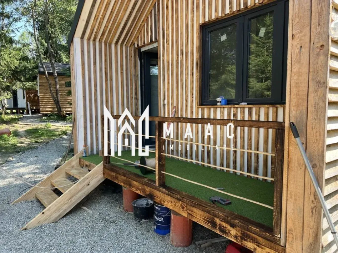 Complex turistic 7000 mp I 5 cabane individuale I Cârțișoara - Oportunitate unică de investiție – Complex turistic aproape de finalizare! Descoperiți o investiție strategică într-o zonă cu potențial turistic crescut! Această proprietate vastă, cu 7.000 mp de teren, este pregătită să devină un punct de atracție pentru turiști și o afacere profitabilă pentru investitori. Localizare avantajoasă – deschidere de 157 m la stradă, cu vegetație densă în partea frontală intr-un cadru natural deosebit. Restul proprietății este împrejmuit, asigurând siguranță și intimitate. Facilități esențiale – acces auto ușor, parcare generoasă, spațiu de joacă pentru copii. Construcții pe piloni de beton, cu structură din lemn și izolație premium (vata bazaltică 15 cm), garantând eficiență energetică și durabilitate. Cabane moderne – cabanele mici 4x (25 mp) sunt finalizate, dotate cu baie proprie, pat, canapea și terasă în față, fiecare având boiler separat. Cabana A – construcție spațioasă cu 2 dormitoare, baie mare, bucătărie și living, ideală pentru cazare premium. Infrastructură completă – fântână de apă forată, fosă septică de 10 mc, container maritim pentru depozitare. Spații comune – filigorie de 50 mp, cu cameră tehnică și 2 grupuri sanitare, perfectă pentru evenimente sau relaxare în aer liber. Proiect aproape de finalizare! În aproximativ o lună, complexul poate fi operațional, oferind un randament rapid al investiției. Necesită sursă de electricitate, generator electric sau panouri solare! Preț teren: 25 euro/mp – O oportunitate rară de a deține un domeniu turistic cu toate facilitățile necesare. Această investiție este ideală pentru antreprenori /investitori care doresc să dețină un complex turistic modern, cu multiple posibilități de extindere și profitabilitate. Contactați-ne acum pentru mai multe informații și programarea unei vizionări, specificând ID CP2494722. }}