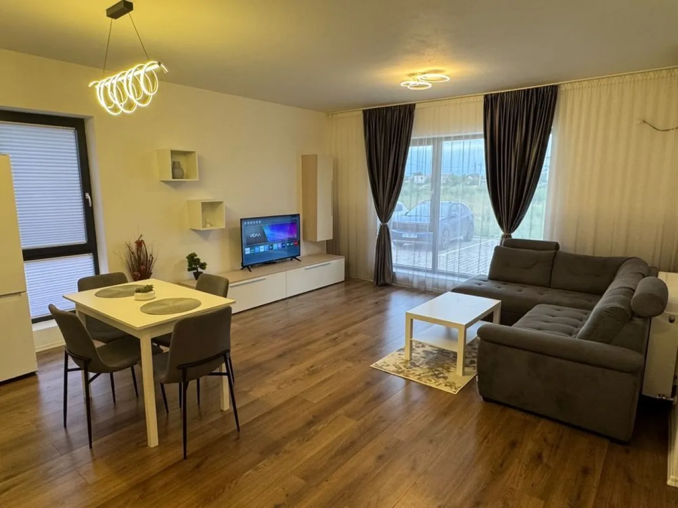 Apartament 2 camere GIROC - Va oferim spre vanzare apartament cu două camere în cartierul Vivere din Giroc cu o suprafață de 55 mp.

Apartamentul se afla la parterul blocului pe strada Neptun (Giroc ) și este structurat astfel : 
- hol 
- baie 
- living spațios cu bucatarie open space 
-dormitor 
Blocul este dotat cu lift si supravegheat video . 
 Loc de parcare inscris in cf . 
Apartamentul se vinde mobilat și dotat cu toate electrocasnicele necesare: aer condiționat, hotă , plită , cuptor , centrală cu garanție încă valabilă, televizoare smart si mașină de spălat . 

An construcție :2023 

 Puncte de interes :Profi și parc la 300 metri , scoala , liceu , kaufland , Mega , Lidl , Penny .