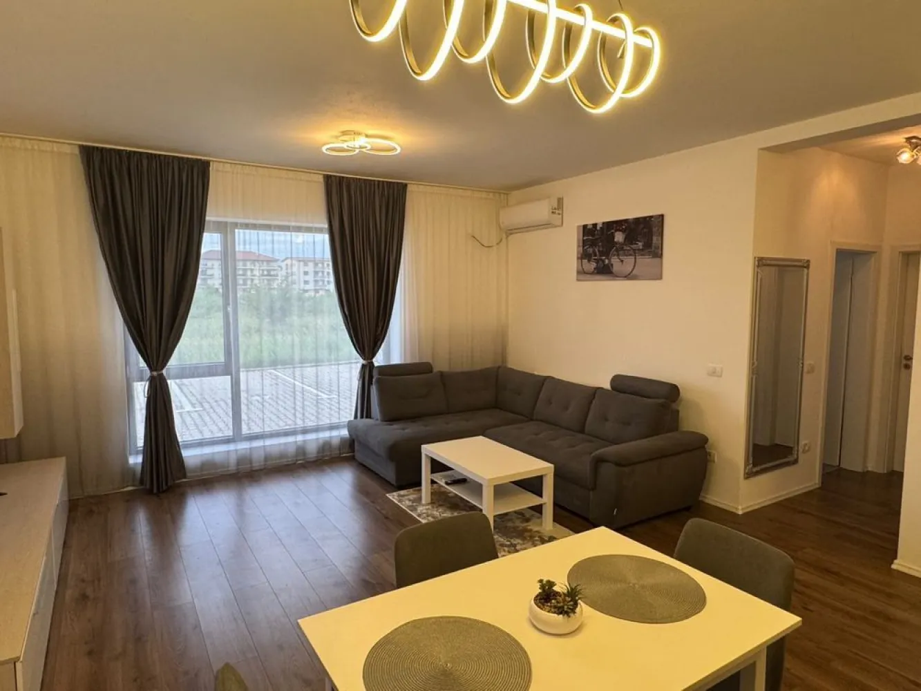 Apartament 2 camere GIROC - Va oferim spre vanzare apartament cu două camere în cartierul Vivere din Giroc cu o suprafață de 55 mp.

Apartamentul se afla la parterul blocului pe strada Neptun (Giroc ) și este structurat astfel : 
- hol 
- baie 
- living spațios cu bucatarie open space 
-dormitor 
Blocul este dotat cu lift si supravegheat video . 
 Loc de parcare inscris in cf . 
Apartamentul se vinde mobilat și dotat cu toate electrocasnicele necesare: aer condiționat, hotă , plită , cuptor , centrală cu garanție încă valabilă, televizoare smart si mașină de spălat . 

An construcție :2023 

 Puncte de interes :Profi și parc la 300 metri , scoala , liceu , kaufland , Mega , Lidl , Penny .