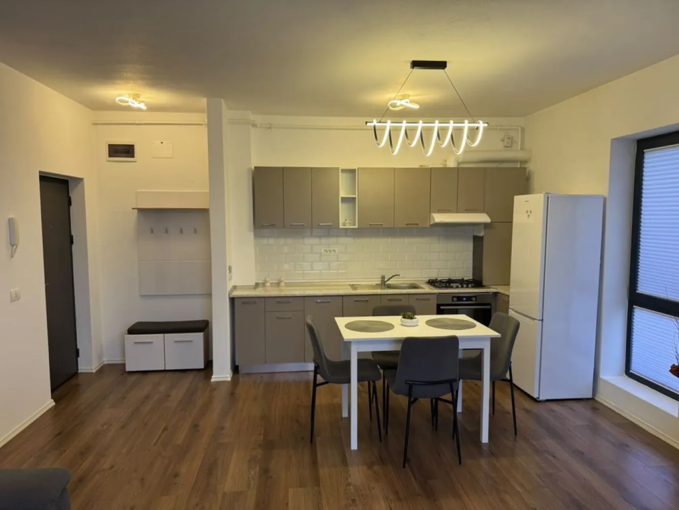 Apartament 2 camere GIROC - Va oferim spre vanzare apartament cu două camere în cartierul Vivere din Giroc cu o suprafață de 55 mp.

Apartamentul se afla la parterul blocului pe strada Neptun (Giroc ) și este structurat astfel : 
- hol 
- baie 
- living spațios cu bucatarie open space 
-dormitor 
Blocul este dotat cu lift si supravegheat video . 
 Loc de parcare inscris in cf . 
Apartamentul se vinde mobilat și dotat cu toate electrocasnicele necesare: aer condiționat, hotă , plită , cuptor , centrală cu garanție încă valabilă, televizoare smart si mașină de spălat . 

An construcție :2023 

 Puncte de interes :Profi și parc la 300 metri , scoala , liceu , kaufland , Mega , Lidl , Penny .