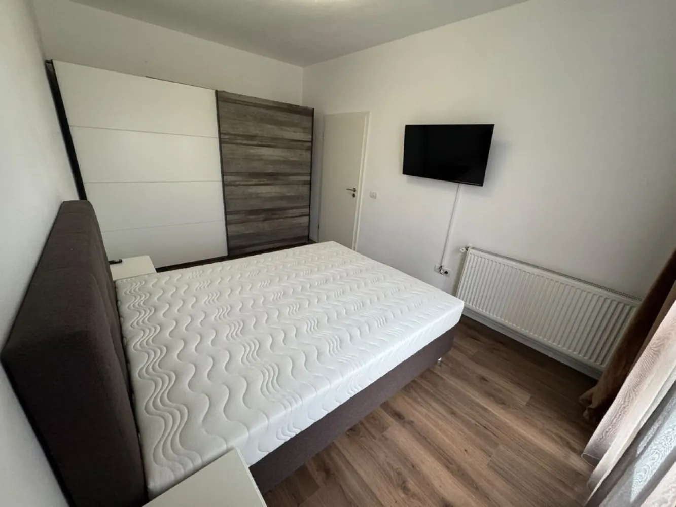 Apartament 2 camere GIROC - Va oferim spre vanzare apartament cu două camere în cartierul Vivere din Giroc cu o suprafață de 55 mp.

Apartamentul se afla la parterul blocului pe strada Neptun (Giroc ) și este structurat astfel : 
- hol 
- baie 
- living spațios cu bucatarie open space 
-dormitor 
Blocul este dotat cu lift si supravegheat video . 
 Loc de parcare inscris in cf . 
Apartamentul se vinde mobilat și dotat cu toate electrocasnicele necesare: aer condiționat, hotă , plită , cuptor , centrală cu garanție încă valabilă, televizoare smart si mașină de spălat . 

An construcție :2023 

 Puncte de interes :Profi și parc la 300 metri , scoala , liceu , kaufland , Mega , Lidl , Penny .