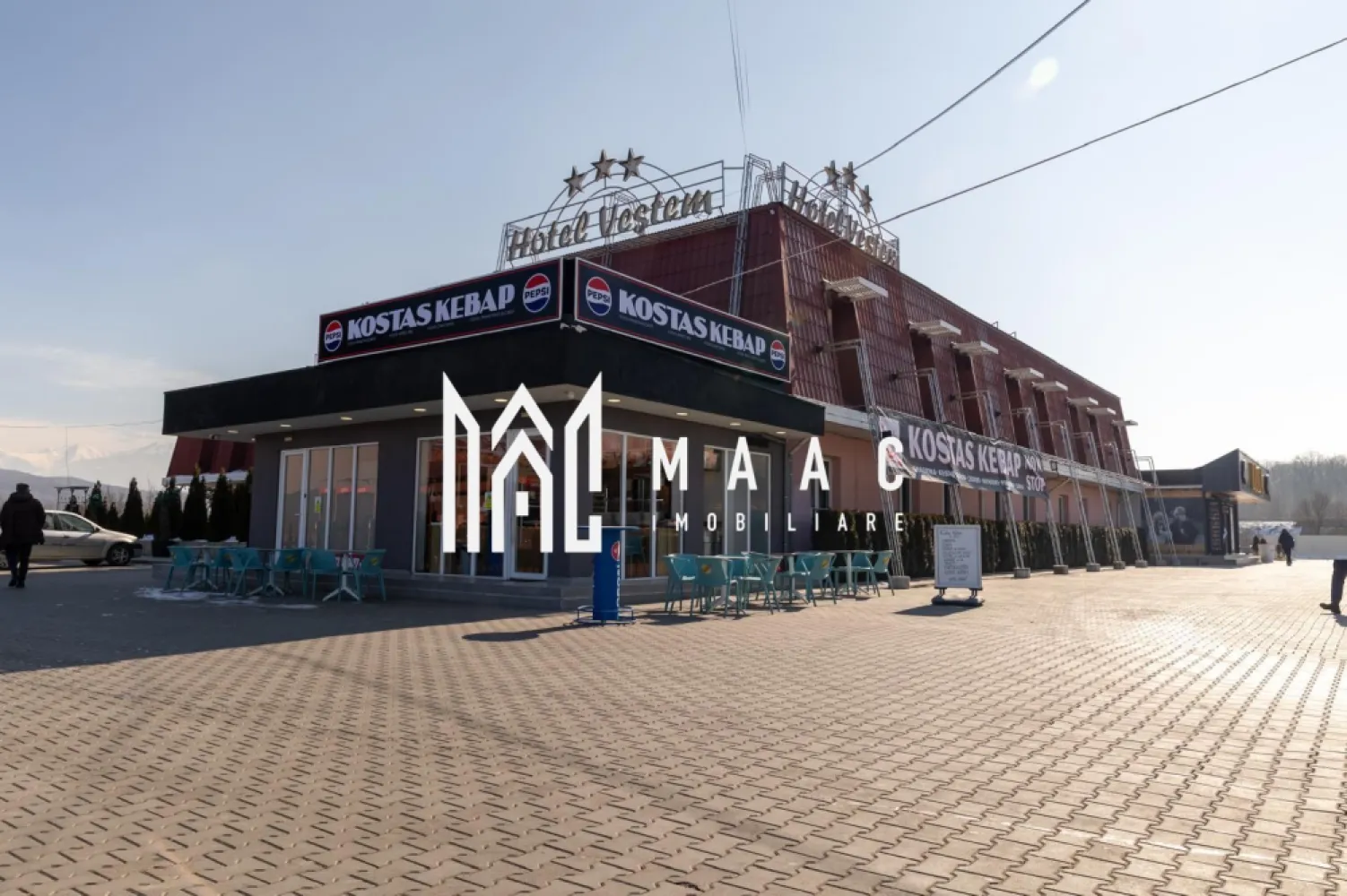 Complex turistic | 5600 MP | Vestem - MAAC Imobiliare vă prezintă o oportunitate excelentă de investiție în domeniul turismului! Un hotel renovat conform standardelor hoteliere internaționale, cu facilități de top, poate fi o afacere foarte profitabilă. Detalii ale proprietății: Teren total: 5600 mp, cu un teren suplimentar de 280 mp, care poate fi închiriat pentru a aduce venituri lunare constante. Hotel cu 25 de camere: inclusiv 2 apartamente de lux, duble și twin, dotate conform celor mai înalte standarde. Restaurant complet utilat, cu o capacitate de 200 mp, perfect pentru evenimente și servirea mesei. Bucătărie profesionistă, pregătită pentru a răspunde cerințelor unei industrii hoteliere de top. Terasă spațioasă pentru relaxare, ideală pentru momentele de răsfăț ale oaspeților. Fără investiții suplimentare necesare – afacerea poate începe să aducă profit din prima zi. Hotelul nu necesită nici o investiție suplimentară – investești și câștigi din prima zi. Venituri suplimentare: Luca – Las Vegas și Spălătoria Auto: surse adiționale de venit care completează încasările generate de hotel. Teren suplimentar de 280 mp: disponibil pentru închiriere, ceea ce poate asigura venituri lunare constante, sporind rentabilitatea afacerii. Locație: La doar 13 km de Sibiu: O locație convenabilă, cu acces ușor pentru turiști și vizitatori, ce adaugă valoare afacerii prin fluxul constant de clienți. Pentru mai multe detalii, vă rugăm să ne contactați specificând ID:CP2347368 }}