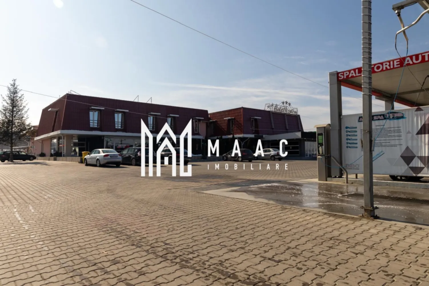 Complex turistic | 5600 MP | Vestem - MAAC Imobiliare vă prezintă o oportunitate excelentă de investiție în domeniul turismului! Un hotel renovat conform standardelor hoteliere internaționale, cu facilități de top, poate fi o afacere foarte profitabilă. Detalii ale proprietății: Teren total: 5600 mp, cu un teren suplimentar de 280 mp, care poate fi închiriat pentru a aduce venituri lunare constante. Hotel cu 25 de camere: inclusiv 2 apartamente de lux, duble și twin, dotate conform celor mai înalte standarde. Restaurant complet utilat, cu o capacitate de 200 mp, perfect pentru evenimente și servirea mesei. Bucătărie profesionistă, pregătită pentru a răspunde cerințelor unei industrii hoteliere de top. Terasă spațioasă pentru relaxare, ideală pentru momentele de răsfăț ale oaspeților. Fără investiții suplimentare necesare – afacerea poate începe să aducă profit din prima zi. Hotelul nu necesită nici o investiție suplimentară – investești și câștigi din prima zi. Venituri suplimentare: Luca – Las Vegas și Spălătoria Auto: surse adiționale de venit care completează încasările generate de hotel. Teren suplimentar de 280 mp: disponibil pentru închiriere, ceea ce poate asigura venituri lunare constante, sporind rentabilitatea afacerii. Locație: La doar 13 km de Sibiu: O locație convenabilă, cu acces ușor pentru turiști și vizitatori, ce adaugă valoare afacerii prin fluxul constant de clienți. Pentru mai multe detalii, vă rugăm să ne contactați specificând ID:CP2347368 }}