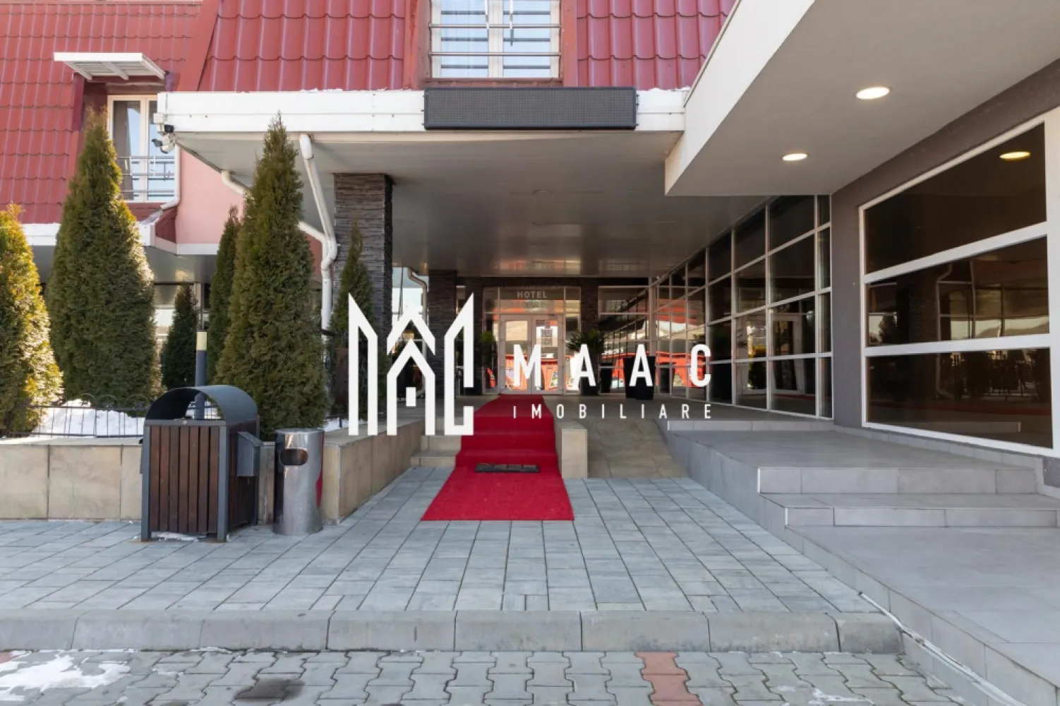 Complex turistic | 5600 MP | Vestem - MAAC Imobiliare vă prezintă o oportunitate excelentă de investiție în domeniul turismului! Un hotel renovat conform standardelor hoteliere internaționale, cu facilități de top, poate fi o afacere foarte profitabilă. Detalii ale proprietății: Teren total: 5600 mp, cu un teren suplimentar de 280 mp, care poate fi închiriat pentru a aduce venituri lunare constante. Hotel cu 25 de camere: inclusiv 2 apartamente de lux, duble și twin, dotate conform celor mai înalte standarde. Restaurant complet utilat, cu o capacitate de 200 mp, perfect pentru evenimente și servirea mesei. Bucătărie profesionistă, pregătită pentru a răspunde cerințelor unei industrii hoteliere de top. Terasă spațioasă pentru relaxare, ideală pentru momentele de răsfăț ale oaspeților. Fără investiții suplimentare necesare – afacerea poate începe să aducă profit din prima zi. Hotelul nu necesită nici o investiție suplimentară – investești și câștigi din prima zi. Venituri suplimentare: Luca – Las Vegas și Spălătoria Auto: surse adiționale de venit care completează încasările generate de hotel. Teren suplimentar de 280 mp: disponibil pentru închiriere, ceea ce poate asigura venituri lunare constante, sporind rentabilitatea afacerii. Locație: La doar 13 km de Sibiu: O locație convenabilă, cu acces ușor pentru turiști și vizitatori, ce adaugă valoare afacerii prin fluxul constant de clienți. Pentru mai multe detalii, vă rugăm să ne contactați specificând ID:CP2347368 }}
