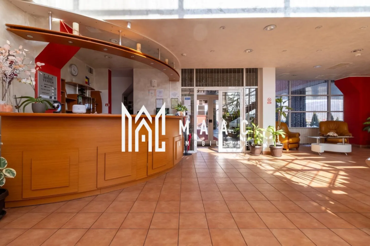 Complex turistic | 5600 MP | Vestem - MAAC Imobiliare vă prezintă o oportunitate excelentă de investiție în domeniul turismului! Un hotel renovat conform standardelor hoteliere internaționale, cu facilități de top, poate fi o afacere foarte profitabilă. Detalii ale proprietății: Teren total: 5600 mp, cu un teren suplimentar de 280 mp, care poate fi închiriat pentru a aduce venituri lunare constante. Hotel cu 25 de camere: inclusiv 2 apartamente de lux, duble și twin, dotate conform celor mai înalte standarde. Restaurant complet utilat, cu o capacitate de 200 mp, perfect pentru evenimente și servirea mesei. Bucătărie profesionistă, pregătită pentru a răspunde cerințelor unei industrii hoteliere de top. Terasă spațioasă pentru relaxare, ideală pentru momentele de răsfăț ale oaspeților. Fără investiții suplimentare necesare – afacerea poate începe să aducă profit din prima zi. Hotelul nu necesită nici o investiție suplimentară – investești și câștigi din prima zi. Venituri suplimentare: Luca – Las Vegas și Spălătoria Auto: surse adiționale de venit care completează încasările generate de hotel. Teren suplimentar de 280 mp: disponibil pentru închiriere, ceea ce poate asigura venituri lunare constante, sporind rentabilitatea afacerii. Locație: La doar 13 km de Sibiu: O locație convenabilă, cu acces ușor pentru turiști și vizitatori, ce adaugă valoare afacerii prin fluxul constant de clienți. Pentru mai multe detalii, vă rugăm să ne contactați specificând ID:CP2347368 }}