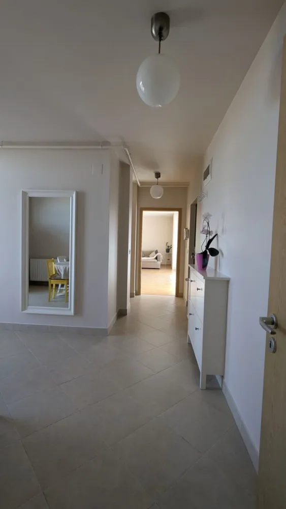 Penthouse, 100 mp utili, 50 mp terase - Oferim spre vanzare apartament 3 camere tip Penthouse, 100 mp utili, 50 mp terase, lift
Apartamentul este situat intre Calea Aradului si Calea Lipovei, cu intrare de pe str. Grigore T Popa, pozitionat intr-o zona linistita, fara trafic intens, intr-un bloc cu doar 10 apartamente, constructie 2010.
Apartament luminos, singur pe etaj, compus din living spatios, 2 dormitoare, bucatarie, 2 bai si 3 terase separate care insumeaza 50 mp. Detine si o camera de depozitare, situata pe casa scarii.
Nu detine parcare proprie, dar exista posibilitatea de a inchiria un loc de parcare in incinta complexului.
Apartamentul se vinde mobilat si utilat.