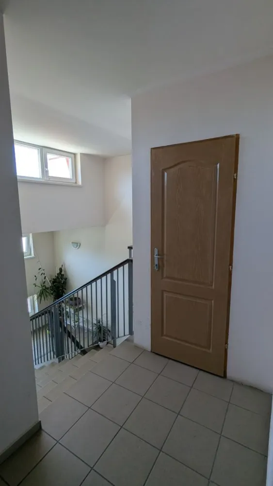 Penthouse, 100 mp utili, 50 mp terase - Oferim spre vanzare apartament 3 camere tip Penthouse, 100 mp utili, 50 mp terase, lift
Apartamentul este situat intre Calea Aradului si Calea Lipovei, cu intrare de pe str. Grigore T Popa, pozitionat intr-o zona linistita, fara trafic intens, intr-un bloc cu doar 10 apartamente, constructie 2010.
Apartament luminos, singur pe etaj, compus din living spatios, 2 dormitoare, bucatarie, 2 bai si 3 terase separate care insumeaza 50 mp. Detine si o camera de depozitare, situata pe casa scarii.
Nu detine parcare proprie, dar exista posibilitatea de a inchiria un loc de parcare in incinta complexului.
Apartamentul se vinde mobilat si utilat.