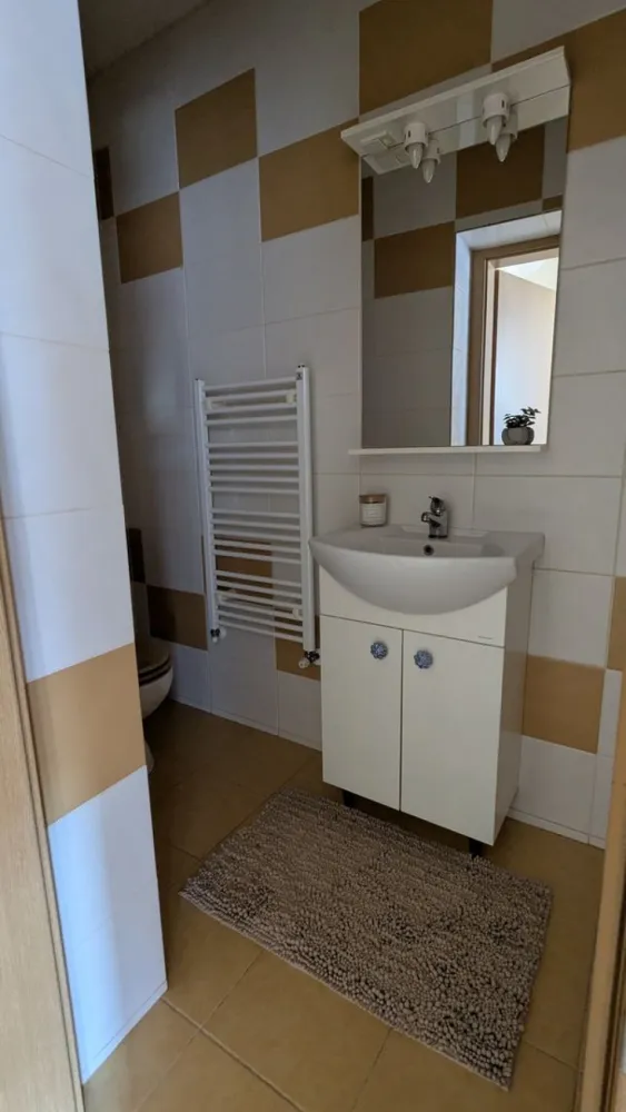 Penthouse, 100 mp utili, 50 mp terase - Oferim spre vanzare apartament 3 camere tip Penthouse, 100 mp utili, 50 mp terase, lift
Apartamentul este situat intre Calea Aradului si Calea Lipovei, cu intrare de pe str. Grigore T Popa, pozitionat intr-o zona linistita, fara trafic intens, intr-un bloc cu doar 10 apartamente, constructie 2010.
Apartament luminos, singur pe etaj, compus din living spatios, 2 dormitoare, bucatarie, 2 bai si 3 terase separate care insumeaza 50 mp. Detine si o camera de depozitare, situata pe casa scarii.
Nu detine parcare proprie, dar exista posibilitatea de a inchiria un loc de parcare in incinta complexului.
Apartamentul se vinde mobilat si utilat.