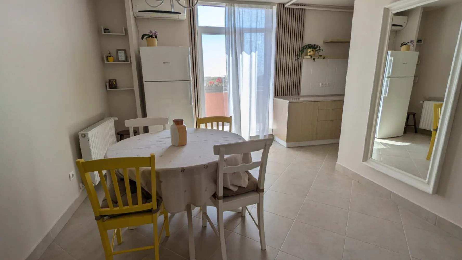 Penthouse, 100 mp utili, 50 mp terase - Oferim spre vanzare apartament 3 camere tip Penthouse, 100 mp utili, 50 mp terase, lift
Apartamentul este situat intre Calea Aradului si Calea Lipovei, cu intrare de pe str. Grigore T Popa, pozitionat intr-o zona linistita, fara trafic intens, intr-un bloc cu doar 10 apartamente, constructie 2010.
Apartament luminos, singur pe etaj, compus din living spatios, 2 dormitoare, bucatarie, 2 bai si 3 terase separate care insumeaza 50 mp. Detine si o camera de depozitare, situata pe casa scarii.
Nu detine parcare proprie, dar exista posibilitatea de a inchiria un loc de parcare in incinta complexului.
Apartamentul se vinde mobilat si utilat.