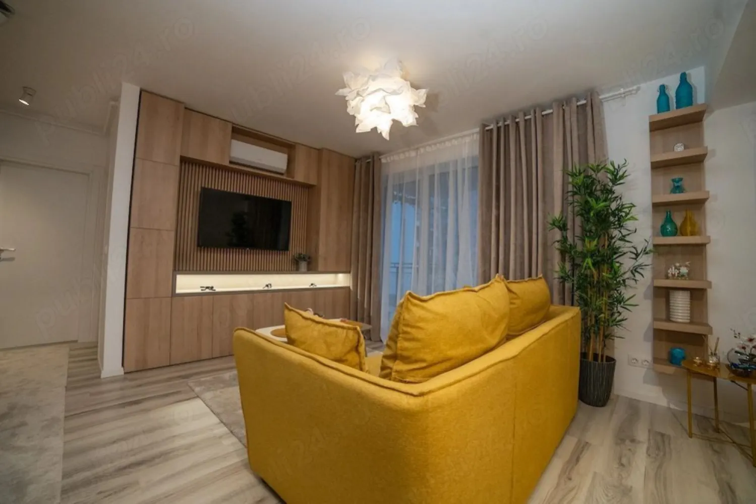 Apartament 3 camere de inchiriat, Denya Forest - Apartamentul este situat la etajul 1 din 11 (imobil cu 2 lifturi), cu vedere spre padure, dispus dupa cum urmeaza:
- hol acces
- living room + bucatarie + loc de luat masa
- dormitor
- dormitor secundar birou
- baie, cu vana
- wcs
- terasa de 16 mp
Apartamentul este compartimentat, astfel încât să te simți în largul tău, cu suprafețe vitrate mari, iar balconul îți oferă deschiderea de care ai nevoie, îmbinând armonios căldura casei cu libertatea pădurii din apropiere.
Dispune de aer conditionat, incalzire in pardoseala, tv in fiecare camera, masina de spalat etc

Locuinta se inchiriaza mobilata si utilata la pretul de 650 euro luna calendaristica, parcare supraterana inclusa. Se solicita si o garantie la nivelul a doua luni de chirie.
Contact- LUCIAN - 0771392744