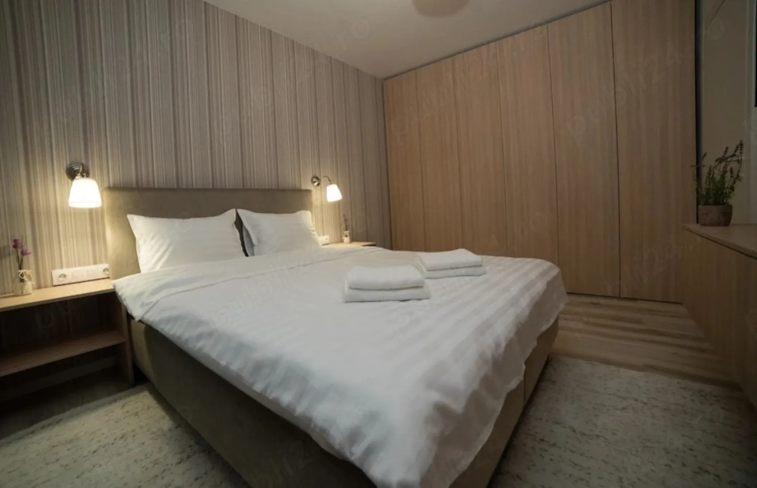 Apartament 3 camere de inchiriat, Denya Forest - Apartamentul este situat la etajul 1 din 11 (imobil cu 2 lifturi), cu vedere spre padure, dispus dupa cum urmeaza:
- hol acces
- living room + bucatarie + loc de luat masa
- dormitor
- dormitor secundar birou
- baie, cu vana
- wcs
- terasa de 16 mp
Apartamentul este compartimentat, astfel încât să te simți în largul tău, cu suprafețe vitrate mari, iar balconul îți oferă deschiderea de care ai nevoie, îmbinând armonios căldura casei cu libertatea pădurii din apropiere.
Dispune de aer conditionat, incalzire in pardoseala, tv in fiecare camera, masina de spalat etc

Locuinta se inchiriaza mobilata si utilata la pretul de 650 euro luna calendaristica, parcare supraterana inclusa. Se solicita si o garantie la nivelul a doua luni de chirie.
Contact- LUCIAN - 0771392744