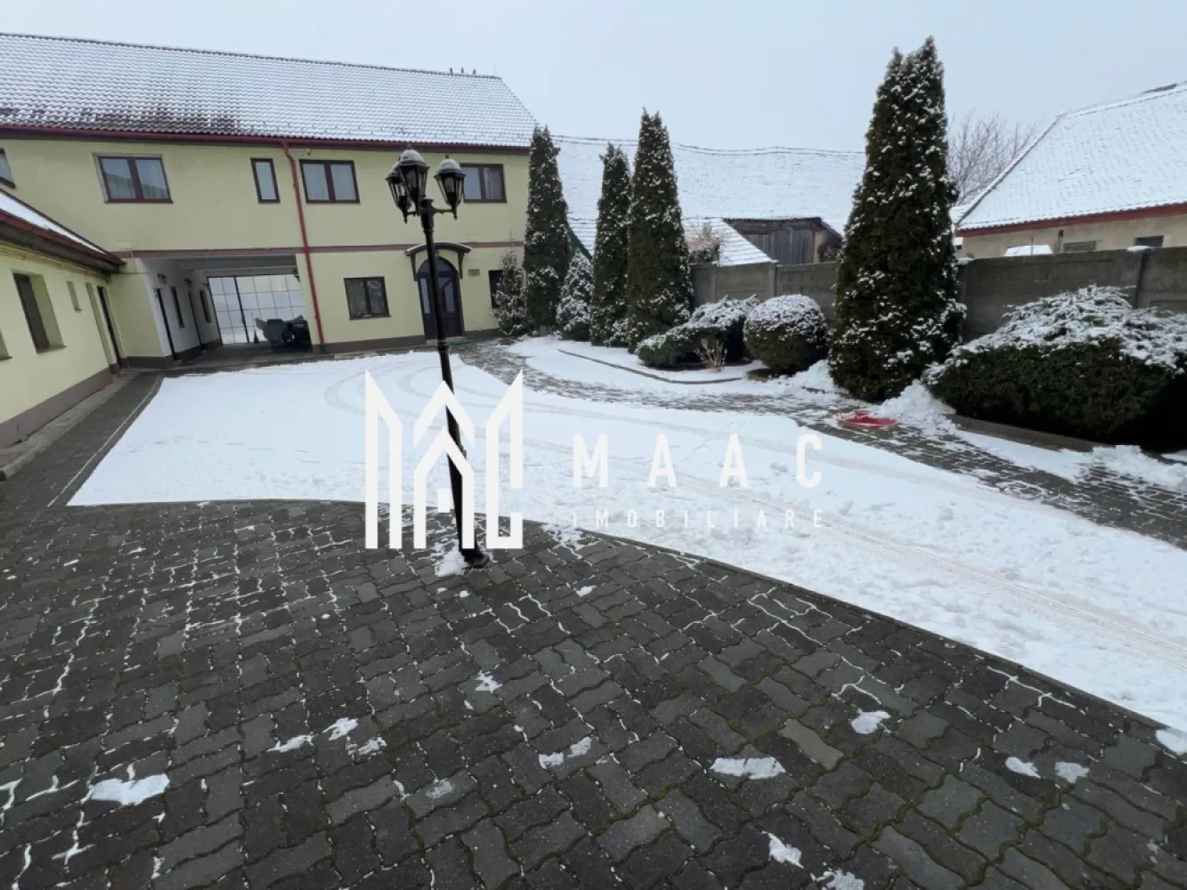 Pensiune + Casa | 626 MPU | Selimbar - MAAC IMOBILIARE vă prezintă Pensiune + Casa cu un potențial excepțional, situat într-o locație strategică, ideal pentru dezvoltarea unei afaceri în domeniul turismului și al ospitalității Pensiune în Plină Activitate, Profitabilă Locație: Poziție excelentă, ideală pentru turism, cu acces facil și vizibilitate bună. Caracteristici: 8 camere: Fiecare cu baie proprie, pentru confort maxim al oaspeților. Recepție Oficiu și loc de mic dejun: Spațiu dedicat pentru servirea mesei. 2 grupuri sociale suplimentare: Pentru zonele comune. Sală de relaxare: Perfectă pentru activități recreative. Terase: Închisă: Ideală pentru utilizare pe tot parcursul anului. Deschisă: Perfectă pentru zilele însorite. Dotări: Centrala pe gaz și centrala pe lemne, pentru flexibilitate și eficiență energetică. Boiler și șemineu termo, pentru un confort termic optim. Se predă complet mobilată, utilată și gata de preluare. Avantaje: Afacere deja profitabilă, cu predare imediată. Ideală pentru investitori care doresc o afacere la cheie, cu potențial de creștere. Casă Spațioasă în Aceeași Curte cu Pensiune Locație: Ideală pentru rezidență sau pentru extinderea unei afaceri turistice. Caracteristici Casă Principală: 6 Camere: Spațioase și bine organizate, potrivite pentru o familie mare sau diverse utilizări. 3 Băi: Renovate, cu finisaje de calitate. Hol: Spațios, conectând toate încăperile casei. 2 Balcoane: Cu priveliști încântătoare. Pivniță: Utilă pentru depozitare sau alte scopuri. Construită pe 2 nivele: Asigură separarea funcțională a spațiilor. Renovată: Ultima renovare în 2010, oferind un aspect modern și bine întreținut. Apartament Separat: Compus din: 1 cameră, bucătărie și baie, perfect pentru oaspeți sau închiriere. Curte: Amenajată cu bun gust: Include pavele și pomi tuia care creează o atmosferă relaxantă. Spațiu perfect: Pentru recreere sau activități în aer liber. Avantaje: Proximitate cu pensiunea: Poate fi utilizată ca extensie a acesteia sau pentru locuință privată. Posibilități multiple: Locuință personală, spațiu pentru oaspeți sau extindere a afacerii. O proprietate unică, care îmbină confortul locuinței private cu potențialul unei afaceri turistice. MAAC IMOBILIARE – Profesioniști în domeniul imobiliar, alături de dumneavoastră pentru realizarea celor mai bune tranzacții! Pentru mai multe informatii specificati ca ati vazut anuntul cu ID:CP2295947 }}