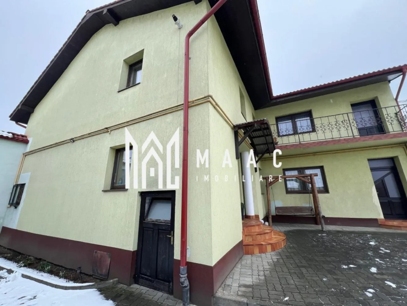 Pensiune + Casa | 626 MPU | Selimbar - MAAC IMOBILIARE vă prezintă Pensiune + Casa cu un potențial excepțional, situat într-o locație strategică, ideal pentru dezvoltarea unei afaceri în domeniul turismului și al ospitalității Pensiune în Plină Activitate, Profitabilă Locație: Poziție excelentă, ideală pentru turism, cu acces facil și vizibilitate bună. Caracteristici: 8 camere: Fiecare cu baie proprie, pentru confort maxim al oaspeților. Recepție Oficiu și loc de mic dejun: Spațiu dedicat pentru servirea mesei. 2 grupuri sociale suplimentare: Pentru zonele comune. Sală de relaxare: Perfectă pentru activități recreative. Terase: Închisă: Ideală pentru utilizare pe tot parcursul anului. Deschisă: Perfectă pentru zilele însorite. Dotări: Centrala pe gaz și centrala pe lemne, pentru flexibilitate și eficiență energetică. Boiler și șemineu termo, pentru un confort termic optim. Se predă complet mobilată, utilată și gata de preluare. Avantaje: Afacere deja profitabilă, cu predare imediată. Ideală pentru investitori care doresc o afacere la cheie, cu potențial de creștere. Casă Spațioasă în Aceeași Curte cu Pensiune Locație: Ideală pentru rezidență sau pentru extinderea unei afaceri turistice. Caracteristici Casă Principală: 6 Camere: Spațioase și bine organizate, potrivite pentru o familie mare sau diverse utilizări. 3 Băi: Renovate, cu finisaje de calitate. Hol: Spațios, conectând toate încăperile casei. 2 Balcoane: Cu priveliști încântătoare. Pivniță: Utilă pentru depozitare sau alte scopuri. Construită pe 2 nivele: Asigură separarea funcțională a spațiilor. Renovată: Ultima renovare în 2010, oferind un aspect modern și bine întreținut. Apartament Separat: Compus din: 1 cameră, bucătărie și baie, perfect pentru oaspeți sau închiriere. Curte: Amenajată cu bun gust: Include pavele și pomi tuia care creează o atmosferă relaxantă. Spațiu perfect: Pentru recreere sau activități în aer liber. Avantaje: Proximitate cu pensiunea: Poate fi utilizată ca extensie a acesteia sau pentru locuință privată. Posibilități multiple: Locuință personală, spațiu pentru oaspeți sau extindere a afacerii. O proprietate unică, care îmbină confortul locuinței private cu potențialul unei afaceri turistice. MAAC IMOBILIARE – Profesioniști în domeniul imobiliar, alături de dumneavoastră pentru realizarea celor mai bune tranzacții! Pentru mai multe informatii specificati ca ati vazut anuntul cu ID:CP2295947 }}