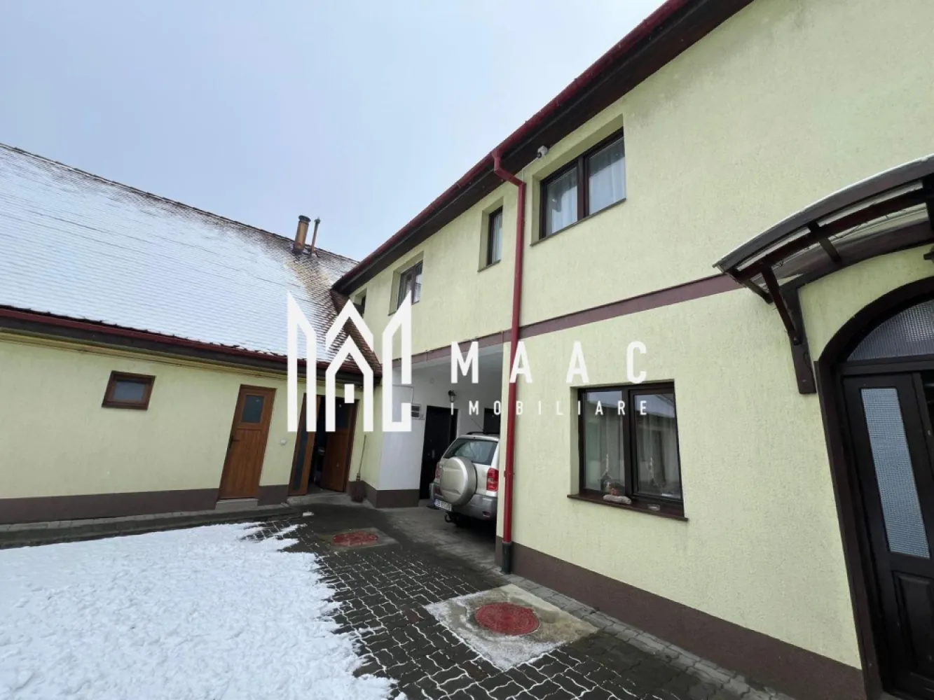 Pensiune + Casa | 626 MPU | Selimbar - MAAC IMOBILIARE vă prezintă Pensiune + Casa cu un potențial excepțional, situat într-o locație strategică, ideal pentru dezvoltarea unei afaceri în domeniul turismului și al ospitalității Pensiune în Plină Activitate, Profitabilă Locație: Poziție excelentă, ideală pentru turism, cu acces facil și vizibilitate bună. Caracteristici: 8 camere: Fiecare cu baie proprie, pentru confort maxim al oaspeților. Recepție Oficiu și loc de mic dejun: Spațiu dedicat pentru servirea mesei. 2 grupuri sociale suplimentare: Pentru zonele comune. Sală de relaxare: Perfectă pentru activități recreative. Terase: Închisă: Ideală pentru utilizare pe tot parcursul anului. Deschisă: Perfectă pentru zilele însorite. Dotări: Centrala pe gaz și centrala pe lemne, pentru flexibilitate și eficiență energetică. Boiler și șemineu termo, pentru un confort termic optim. Se predă complet mobilată, utilată și gata de preluare. Avantaje: Afacere deja profitabilă, cu predare imediată. Ideală pentru investitori care doresc o afacere la cheie, cu potențial de creștere. Casă Spațioasă în Aceeași Curte cu Pensiune Locație: Ideală pentru rezidență sau pentru extinderea unei afaceri turistice. Caracteristici Casă Principală: 6 Camere: Spațioase și bine organizate, potrivite pentru o familie mare sau diverse utilizări. 3 Băi: Renovate, cu finisaje de calitate. Hol: Spațios, conectând toate încăperile casei. 2 Balcoane: Cu priveliști încântătoare. Pivniță: Utilă pentru depozitare sau alte scopuri. Construită pe 2 nivele: Asigură separarea funcțională a spațiilor. Renovată: Ultima renovare în 2010, oferind un aspect modern și bine întreținut. Apartament Separat: Compus din: 1 cameră, bucătărie și baie, perfect pentru oaspeți sau închiriere. Curte: Amenajată cu bun gust: Include pavele și pomi tuia care creează o atmosferă relaxantă. Spațiu perfect: Pentru recreere sau activități în aer liber. Avantaje: Proximitate cu pensiunea: Poate fi utilizată ca extensie a acesteia sau pentru locuință privată. Posibilități multiple: Locuință personală, spațiu pentru oaspeți sau extindere a afacerii. O proprietate unică, care îmbină confortul locuinței private cu potențialul unei afaceri turistice. MAAC IMOBILIARE – Profesioniști în domeniul imobiliar, alături de dumneavoastră pentru realizarea celor mai bune tranzacții! Pentru mai multe informatii specificati ca ati vazut anuntul cu ID:CP2295947 }}