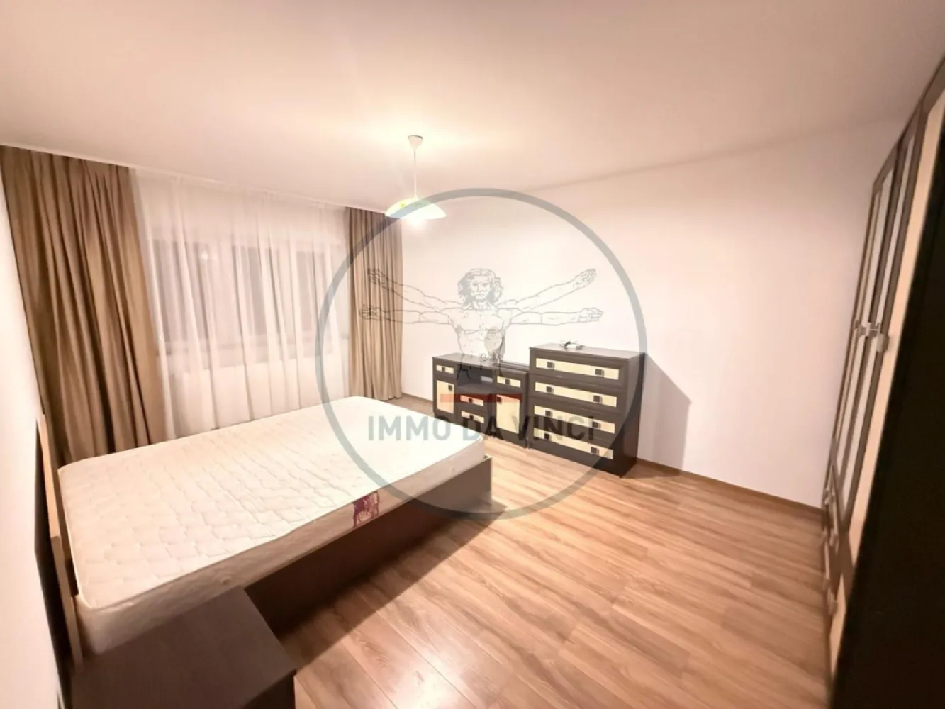 🔑 Apartament 4 camere | 4 dormitoare | 2 băi | 84 mp | Mărăști – Expo - 🔑 Apartament 4 camere | 4 dormitoare | 2 băi | 84 mp | Mărăști – Expo Transilvania Oferim spre închiriere un apartament spațios și luminos, situat în cartierul Mărăști, zona Expo Transilvania, pe strada Dâmboviței nr. 71, etaj 2 din 4. 📐 Suprafață utilă: aproximativ 84 mp 🌞 Expunere sud-vestică – apartament luminos pe tot parcursul zilei 🏠 Compartimentare: 4 camere (4 dormitoare) 3 dormitoare cu pat matrimonial 1 dormitor cu canapea extensibilă Bucătărie închisă, complet mobilată și utilată 2 băi (una cu cadă, una cu cabină de duș) Hol generos Balcon 🛋 Dotări: Mobilat complet Electrocasnice (frigider, aragaz, mașină de spălat etc.) Spații multiple de depozitare Centrală termică proprie Finisaje moderne Etaj intermediar (2/4) 📍 Localizare excelentă: Aproape de Expo Transilvania Stații de autobuz în imediata apropiere Magazine, supermarketuri, farmacii Acces facil spre centru și FSEGA / Iulius Mall Ideal pentru familie, grup de studenți sau persoane care își doresc un apartament compartimentat eficient, într-o zonă foarte bine conectată la oraș. 📞 Pentru detalii și vizionări: 0756 935 933 0749 367 179