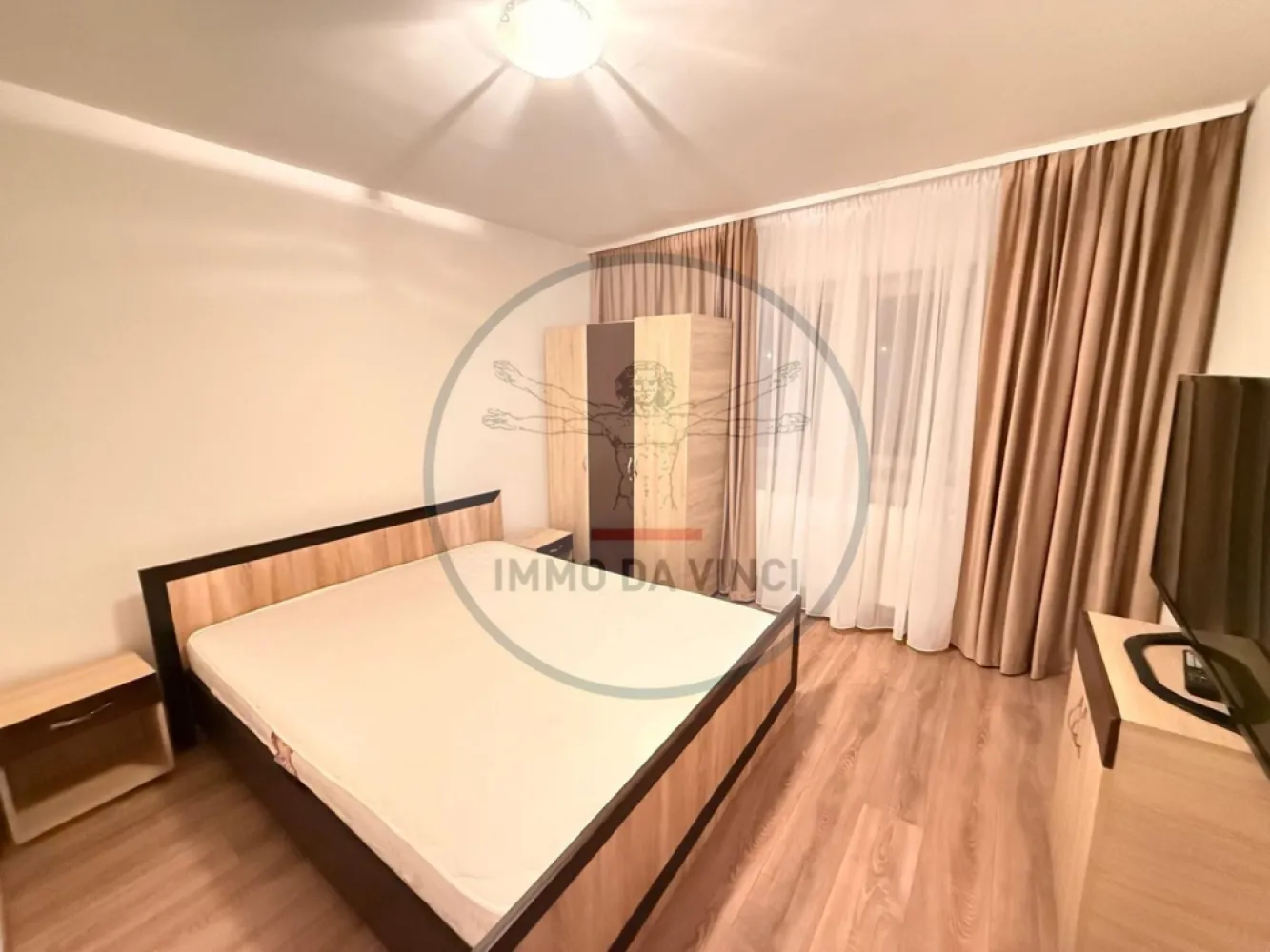 🔑 Apartament 4 camere | 4 dormitoare | 2 băi | 84 mp | Mărăști – Expo - 🔑 Apartament 4 camere | 4 dormitoare | 2 băi | 84 mp | Mărăști – Expo Transilvania Oferim spre închiriere un apartament spațios și luminos, situat în cartierul Mărăști, zona Expo Transilvania, pe strada Dâmboviței nr. 71, etaj 2 din 4. 📐 Suprafață utilă: aproximativ 84 mp 🌞 Expunere sud-vestică – apartament luminos pe tot parcursul zilei 🏠 Compartimentare: 4 camere (4 dormitoare) 3 dormitoare cu pat matrimonial 1 dormitor cu canapea extensibilă Bucătărie închisă, complet mobilată și utilată 2 băi (una cu cadă, una cu cabină de duș) Hol generos Balcon 🛋 Dotări: Mobilat complet Electrocasnice (frigider, aragaz, mașină de spălat etc.) Spații multiple de depozitare Centrală termică proprie Finisaje moderne Etaj intermediar (2/4) 📍 Localizare excelentă: Aproape de Expo Transilvania Stații de autobuz în imediata apropiere Magazine, supermarketuri, farmacii Acces facil spre centru și FSEGA / Iulius Mall Ideal pentru familie, grup de studenți sau persoane care își doresc un apartament compartimentat eficient, într-o zonă foarte bine conectată la oraș. 📞 Pentru detalii și vizionări: 0756 935 933 0749 367 179 }}