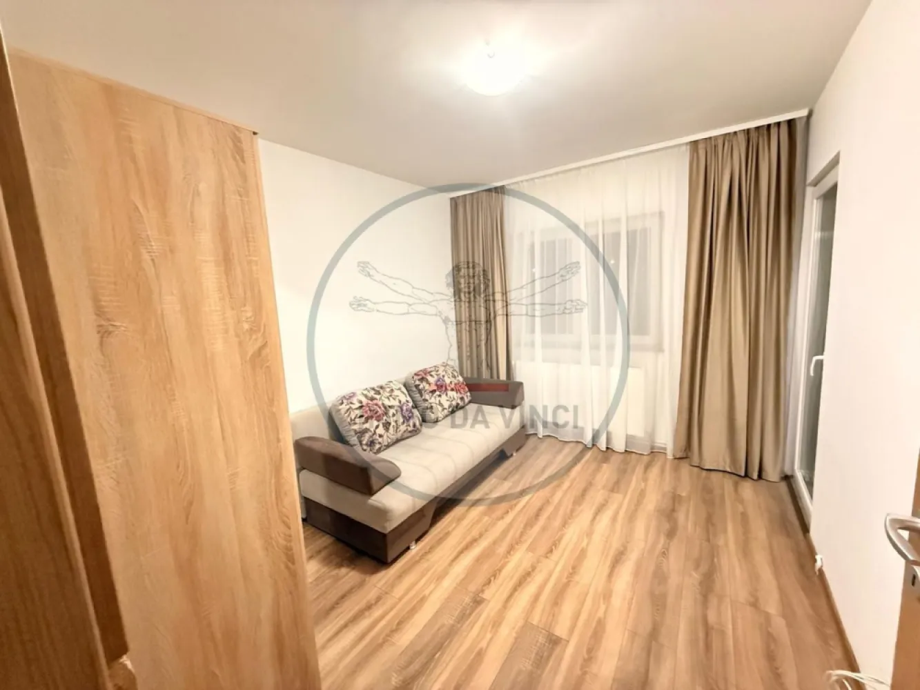 🔑 Apartament 4 camere | 4 dormitoare | 2 băi | 84 mp | Mărăști – Expo - 🔑 Apartament 4 camere | 4 dormitoare | 2 băi | 84 mp | Mărăști – Expo Transilvania Oferim spre închiriere un apartament spațios și luminos, situat în cartierul Mărăști, zona Expo Transilvania, pe strada Dâmboviței nr. 71, etaj 2 din 4. 📐 Suprafață utilă: aproximativ 84 mp 🌞 Expunere sud-vestică – apartament luminos pe tot parcursul zilei 🏠 Compartimentare: 4 camere (4 dormitoare) 3 dormitoare cu pat matrimonial 1 dormitor cu canapea extensibilă Bucătărie închisă, complet mobilată și utilată 2 băi (una cu cadă, una cu cabină de duș) Hol generos Balcon 🛋 Dotări: Mobilat complet Electrocasnice (frigider, aragaz, mașină de spălat etc.) Spații multiple de depozitare Centrală termică proprie Finisaje moderne Etaj intermediar (2/4) 📍 Localizare excelentă: Aproape de Expo Transilvania Stații de autobuz în imediata apropiere Magazine, supermarketuri, farmacii Acces facil spre centru și FSEGA / Iulius Mall Ideal pentru familie, grup de studenți sau persoane care își doresc un apartament compartimentat eficient, într-o zonă foarte bine conectată la oraș. 📞 Pentru detalii și vizionări: 0756 935 933 0749 367 179 }}