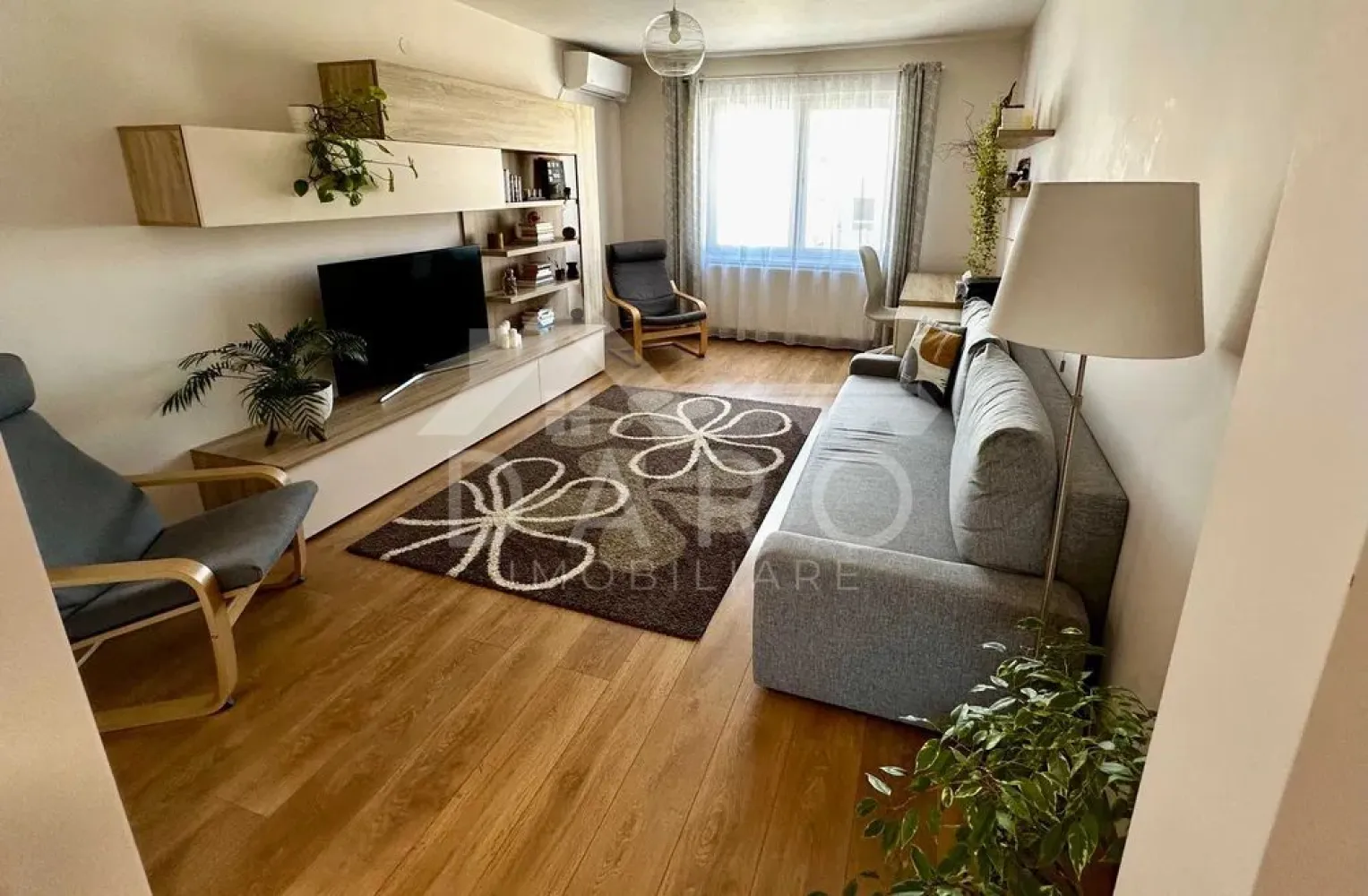 🏡 Apartament 3 camere de vânzare | Tudor – Str. Armoniei - 🏡 Apartament 3 camere de vânzare | Tudor – Str. Armoniei Oferim spre vânzare un apartament modern, complet mobilat și utilat, situat într-una dintre cele mai căutate zone din cartierul Tudor. ✔ Bloc izolat termic ✔ Instalații electrice, sanitare și de încălzire refăcute ✔ Mobilier realizat la comandă ✔ Disponibil pentru mutare imediată Compartimentare: Living spațios 2 dormitoare Bucătărie complet utilată 2 băi Hol generos Cămară Terasă deschisă Dotări premium: ✔ Aer condiționat ✔ Mașină de spălat vase ✔ Cuptor, plită, hotă, frigider ✔ Mașină de spălat cu uscător ✔ TV ✔ Internet și cablu TV în fiecare cameră 🚗 Opțional: Garaj – 7.500 € (raritate în zonă) 📍 Zonă liniștită, cu acces rapid către magazine, școli și mijloace de transport. 💎 Ideal pentru familie sau pentru cei care își doresc confort și finisaje de calitate. 📞 Detalii și vizionări: Coman Maria – DARO Imobiliare & Kiwi Finance 📱 0749 535 729 💳 Ai nevoie de credit? Îți oferim analiză gratuită și soluții de finanțare de la peste 12 bănci.