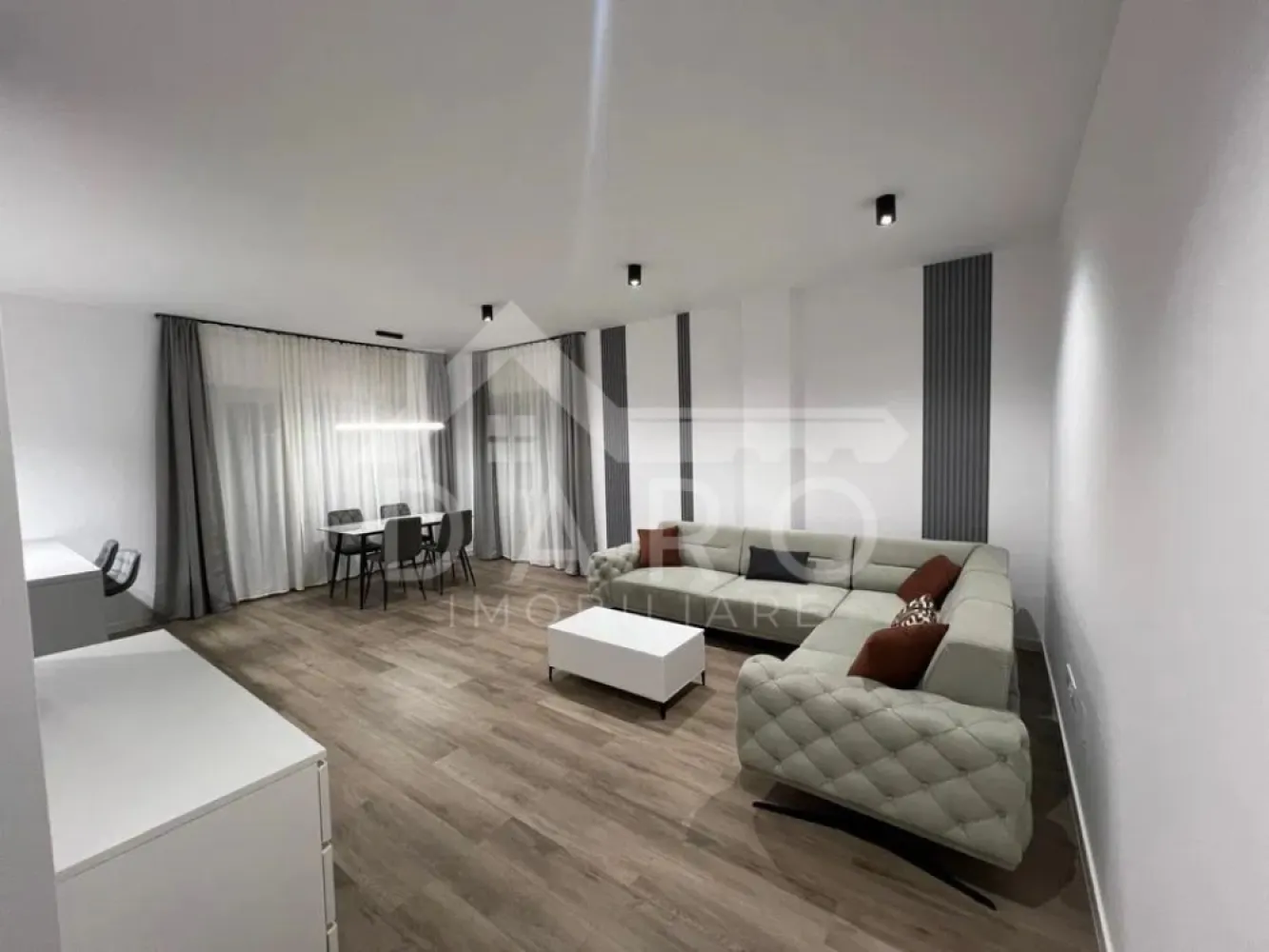 🏡 Apartament de închiriat – 2 camere | Zonă centrală | Parcare - 🏡 Apartament de închiriat – 2 camere | Zonă centrală | Parcare subterană Se oferă spre închiriere apartament modern, situat într-o zonă centrală, ideal pentru cei care își doresc confort și acces rapid către toate punctele de interes. Compartimentare: Living open-space cu bucătărie complet utilată Dormitor spațios cu dressing Baie modernă Cămară pentru depozitare Terasă generoasă Dotări: ✔ Încălzire în pardoseală ✔ Mobilat modern și complet utilat ✔ Electrocasnice de calitate ✔ Parter înalt, imobil bine întreținut 🚗 Loc de parcare subteran inclus Avantaje: 📍 Zonă centrală – aproape de restaurante, cafenele, magazine și mijloace de transport 📍 Ideal pentru cuplu sau persoană activă 📍 Apartament modern, pregătit pentru mutare imediată 💰 Preț: 750€ / lună 📞 Detalii și vizionări: Coman Maria – DARO Imobiliare 📱 0749 535 729