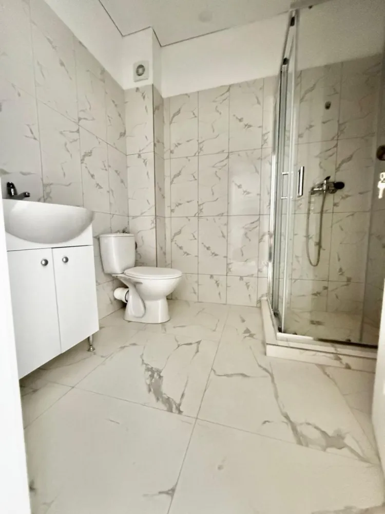 Garsoniera Militari Residence - Tineretului - TVA INCLUS !! Vă prezentăm o garsonieră deosebită, situată în cartierul Militari Residence, într-un bloc modern cu regim de înălțime P+6, poziționat strategic pentru a vă oferi confort și accesibilitate. Detalii proprietate: - Tip: Garsonieră - Termen de finalizare: martie 2026 - Locație: Militari Residence strada Tineretului Avantaje: - Bloc nou, construit cu materiale de calitate, garantând un standard ridicat de confort. - Poziție excelentă, în imediata apropiere a mijloacelor de transport în comun, pentru o deplasare facilă către orice zonă a orașului. - Acces rapid la instituții educaționale (școli publice), centre comerciale, supermarketuri și mall-uri. - Zonă liniștită, ideală pentru locuit sau investiție. Acum este momentul să achiziționați locuința visurilor dumneavoastră! Contactați-ne pentru mai multe detalii și programarea unei vizionări. }}