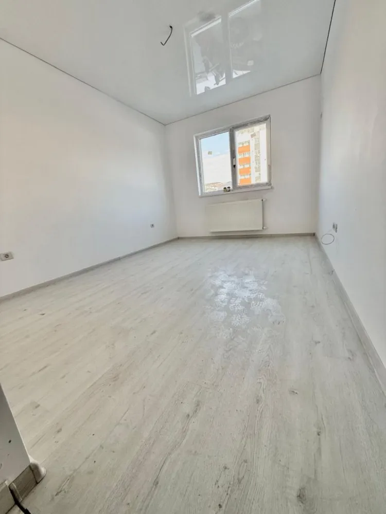 Garsoniera Militari Residence - Tineretului - TVA INCLUS !! Vă prezentăm o garsonieră deosebită, situată în cartierul Militari Residence, într-un bloc modern cu regim de înălțime P+6, poziționat strategic pentru a vă oferi confort și accesibilitate. Detalii proprietate: - Tip: Garsonieră - Termen de finalizare: martie 2026 - Locație: Militari Residence strada Tineretului Avantaje: - Bloc nou, construit cu materiale de calitate, garantând un standard ridicat de confort. - Poziție excelentă, în imediata apropiere a mijloacelor de transport în comun, pentru o deplasare facilă către orice zonă a orașului. - Acces rapid la instituții educaționale (școli publice), centre comerciale, supermarketuri și mall-uri. - Zonă liniștită, ideală pentru locuit sau investiție. Acum este momentul să achiziționați locuința visurilor dumneavoastră! Contactați-ne pentru mai multe detalii și programarea unei vizionări. }}