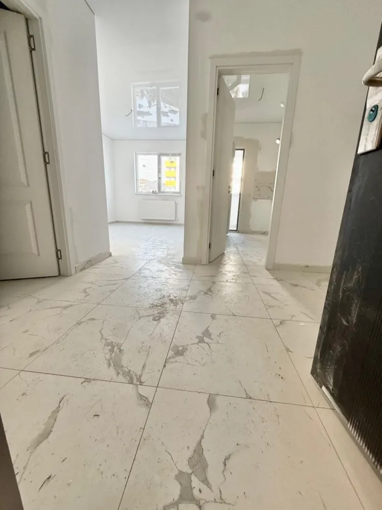 Garsoniera Militari Residence - Tineretului - TVA INCLUS !! Vă prezentăm o garsonieră deosebită, situată în cartierul Militari Residence, într-un bloc modern cu regim de înălțime P+6, poziționat strategic pentru a vă oferi confort și accesibilitate. Detalii proprietate: - Tip: Garsonieră - Termen de finalizare: martie 2026 - Locație: Militari Residence strada Tineretului Avantaje: - Bloc nou, construit cu materiale de calitate, garantând un standard ridicat de confort. - Poziție excelentă, în imediata apropiere a mijloacelor de transport în comun, pentru o deplasare facilă către orice zonă a orașului. - Acces rapid la instituții educaționale (școli publice), centre comerciale, supermarketuri și mall-uri. - Zonă liniștită, ideală pentru locuit sau investiție. Acum este momentul să achiziționați locuința visurilor dumneavoastră! Contactați-ne pentru mai multe detalii și programarea unei vizionări. }}