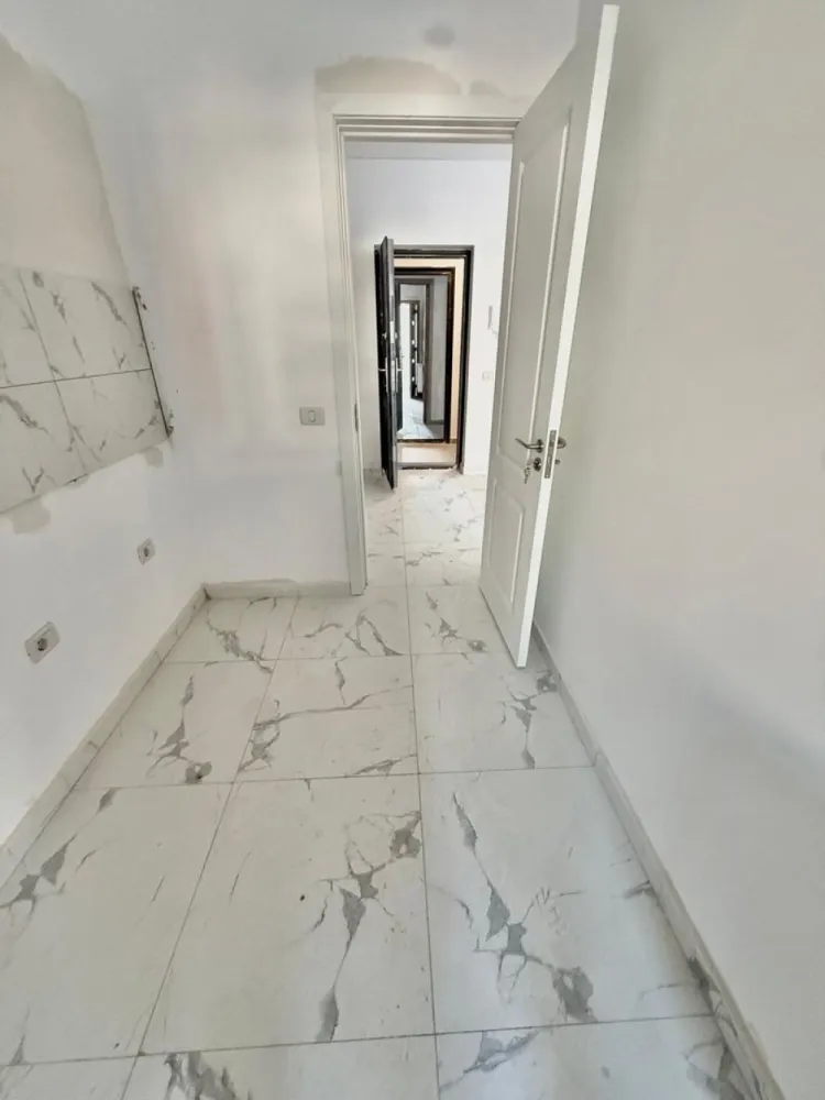 Garsoniera Militari Residence - Tineretului - TVA INCLUS !! Vă prezentăm o garsonieră deosebită, situată în cartierul Militari Residence, într-un bloc modern cu regim de înălțime P+6, poziționat strategic pentru a vă oferi confort și accesibilitate. Detalii proprietate: - Tip: Garsonieră - Termen de finalizare: martie 2026 - Locație: Militari Residence strada Tineretului Avantaje: - Bloc nou, construit cu materiale de calitate, garantând un standard ridicat de confort. - Poziție excelentă, în imediata apropiere a mijloacelor de transport în comun, pentru o deplasare facilă către orice zonă a orașului. - Acces rapid la instituții educaționale (școli publice), centre comerciale, supermarketuri și mall-uri. - Zonă liniștită, ideală pentru locuit sau investiție. Acum este momentul să achiziționați locuința visurilor dumneavoastră! Contactați-ne pentru mai multe detalii și programarea unei vizionări. }}