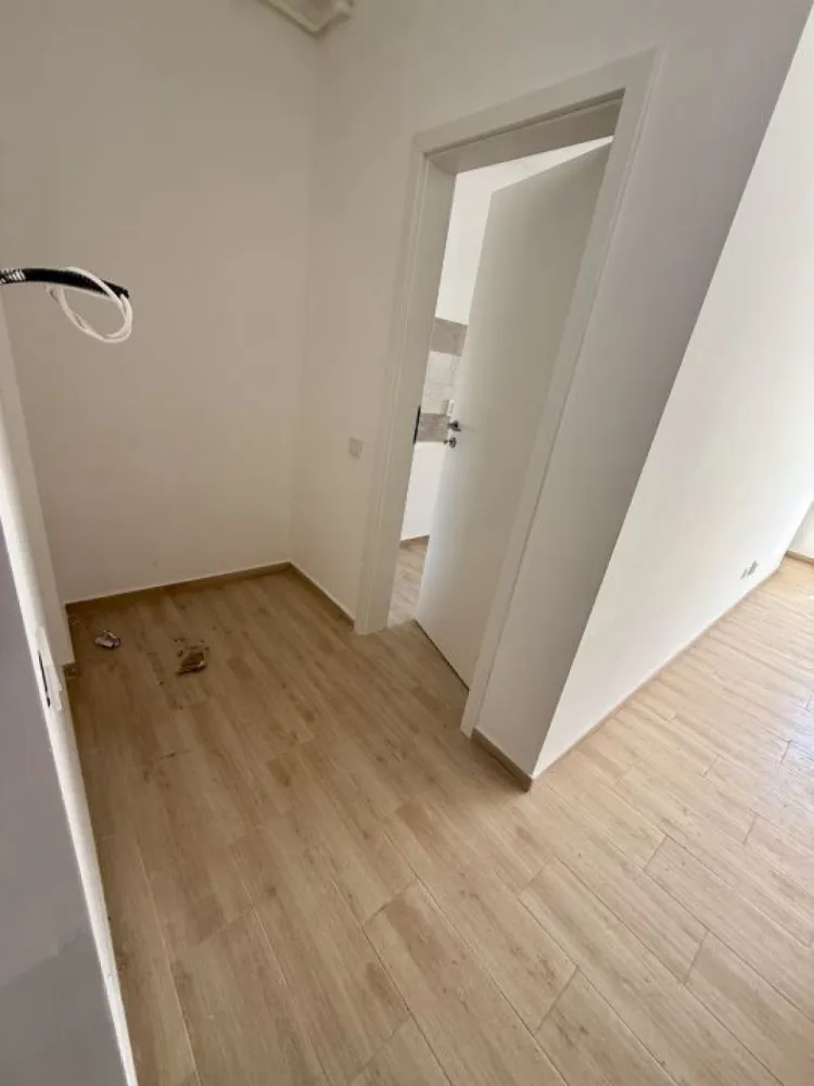 Garsoniera cartier Militari Residence - mutare imediata!! - TVA INCLUS !! Vă prezentăm o garsonieră deosebită, situată în cartierul Militari Residence, într-un bloc modern cu regim de înălțime P+3, poziționat strategic pentru a vă oferi confort și accesibilitate. Detalii proprietate: - Tip: Garsonieră - Etaj: Demisol înalt - Finalizata - mutare imediata !! - Locație: Militari Residence Avantaje: - Bloc nou, construit cu materiale de calitate, garantând un standard ridicat de confort. - Poziție excelentă, în imediata apropiere a mijloacelor de transport în comun, pentru o deplasare facilă către orice zonă a orașului. - Acces rapid la instituții educaționale (școli publice), centre comerciale, supermarketuri și mall-uri. - Zonă liniștită, ideală pentru locuit sau investiție. Acum este momentul să achiziționați locuința visurilor dumneavoastră! Contactați-ne pentru mai multe detalii și programarea unei vizionări.