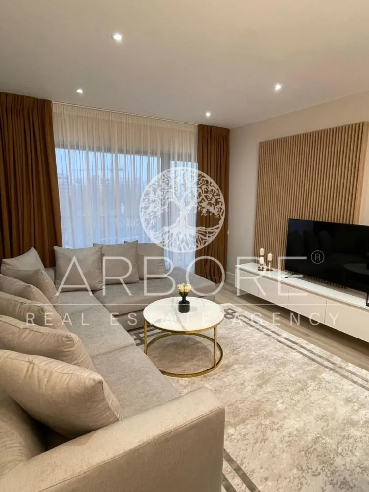 Apartament premium 3 camere zona Pipera | Piscină, Gym, Parcare - Arbore Real Estate vă propune spre închiriere un apartament cu 3 camere situat în prestigiosul ansamblu Triana Residence, Pipera – o locație premium, ideală pentru familii sau expați care doresc confort, siguranță și acces rapid la facilități esențiale. 📍 Localizare excelentă – în apropiere de: Școli internaționale de top: American School, British School, Lycée Français "Anna de Noailles", Mark Twain, Avenor College Universitatea Româno-Americană Centre comerciale: Băneasa Shopping City, Jolie Ville, Strip Mall Cluburi și facilități de lifestyle: Stejarii Country Club, World Class Jolie Ville, Atlantis Club Pădurea Băneasa – pentru aer curat și relaxare în natură 🏢 Detalii proprietate: Suprafață utilă: 84 mp Compartimentare practică: living luminos, bucătărie open-space, 2 dormitoare, 2 băi, balcon Loc de parcare subteran inclus Mobilat modern și complet utilat 🎯 Facilități premium în complex: Sală de fitness complet echipată Piscină exterioară Loc de joacă pentru copii Zonă de relaxare privată Disponibil din 01.03.2026 Contract minim 12 luni Comision agentie 50% din prima luna Preț: 1300 📞 Disponibil imediat! Contactați-ne pentru vizionare.