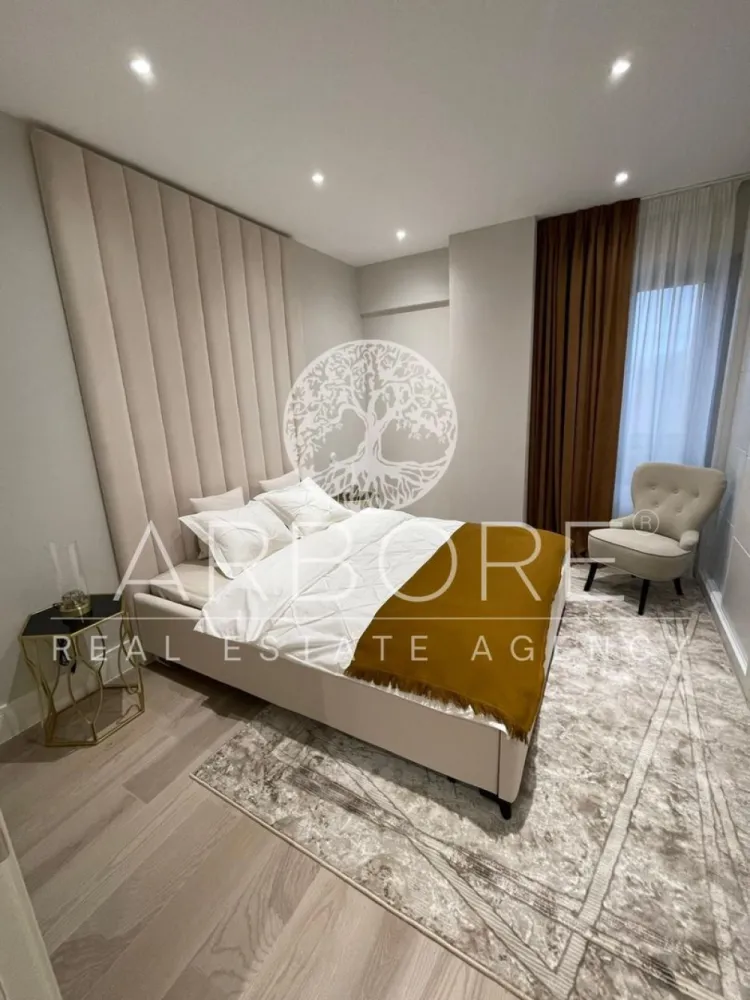 Apartament premium 3 camere zona Pipera | Piscină, Gym, Parcare - Arbore Real Estate vă propune spre închiriere un apartament cu 3 camere situat în prestigiosul ansamblu Triana Residence, Pipera – o locație premium, ideală pentru familii sau expați care doresc confort, siguranță și acces rapid la facilități esențiale. 📍 Localizare excelentă – în apropiere de: Școli internaționale de top: American School, British School, Lycée Français "Anna de Noailles", Mark Twain, Avenor College Universitatea Româno-Americană Centre comerciale: Băneasa Shopping City, Jolie Ville, Strip Mall Cluburi și facilități de lifestyle: Stejarii Country Club, World Class Jolie Ville, Atlantis Club Pădurea Băneasa – pentru aer curat și relaxare în natură 🏢 Detalii proprietate: Suprafață utilă: 84 mp Compartimentare practică: living luminos, bucătărie open-space, 2 dormitoare, 2 băi, balcon Loc de parcare subteran inclus Mobilat modern și complet utilat 🎯 Facilități premium în complex: Sală de fitness complet echipată Piscină exterioară Loc de joacă pentru copii Zonă de relaxare privată Disponibil din 01.03.2026 Contract minim 12 luni Comision agentie 50% din prima luna Preț: 1300 📞 Disponibil imediat! Contactați-ne pentru vizionare. }}