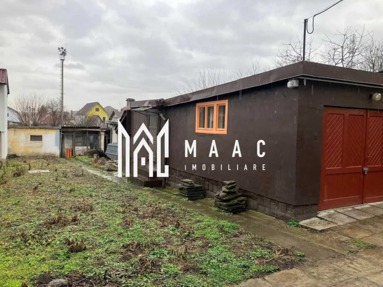 Casă renovată | 3 camere | 432 mp teren | Garaj | Zona-Lacul Binder - MAAC Imobiliare vă propune spre vânzare o casă recent renovată și izolată termic, situată în zona lacului Binder, la aproximativ 3 km de centrul orașului, cu acces facil și rapid către autostradă. Proprietatea este ideală pentru o familie care își dorește confort, curte proprie și acces rapid către oraș. Detalii proprietate Suprafață teren: 432 mp Casă renovată și izolată termic Curte + grădină Garaj și anexe Pivniță Compartimentare 3 camere Bucătărie Cămară 2 băi Pivniță Garaj Dotări Camere mobilate și utilate Bucătărie complet echipată: Aragaz Mașină de spălat Frigider Cuptor cu microunde Centrală proprie Încălzire cu calorifere Avantaje Casă renovată, pregătită pentru locuit Zonă liniștită Acces rapid către centru și autostradă Curte generoasă, ideală pentru relaxare Garaj + spații anexe pentru depozitare 📞 Contactează-ne pentru mai multe detalii sau pentru a programa o vizionare, menționează CP2939635! }}
