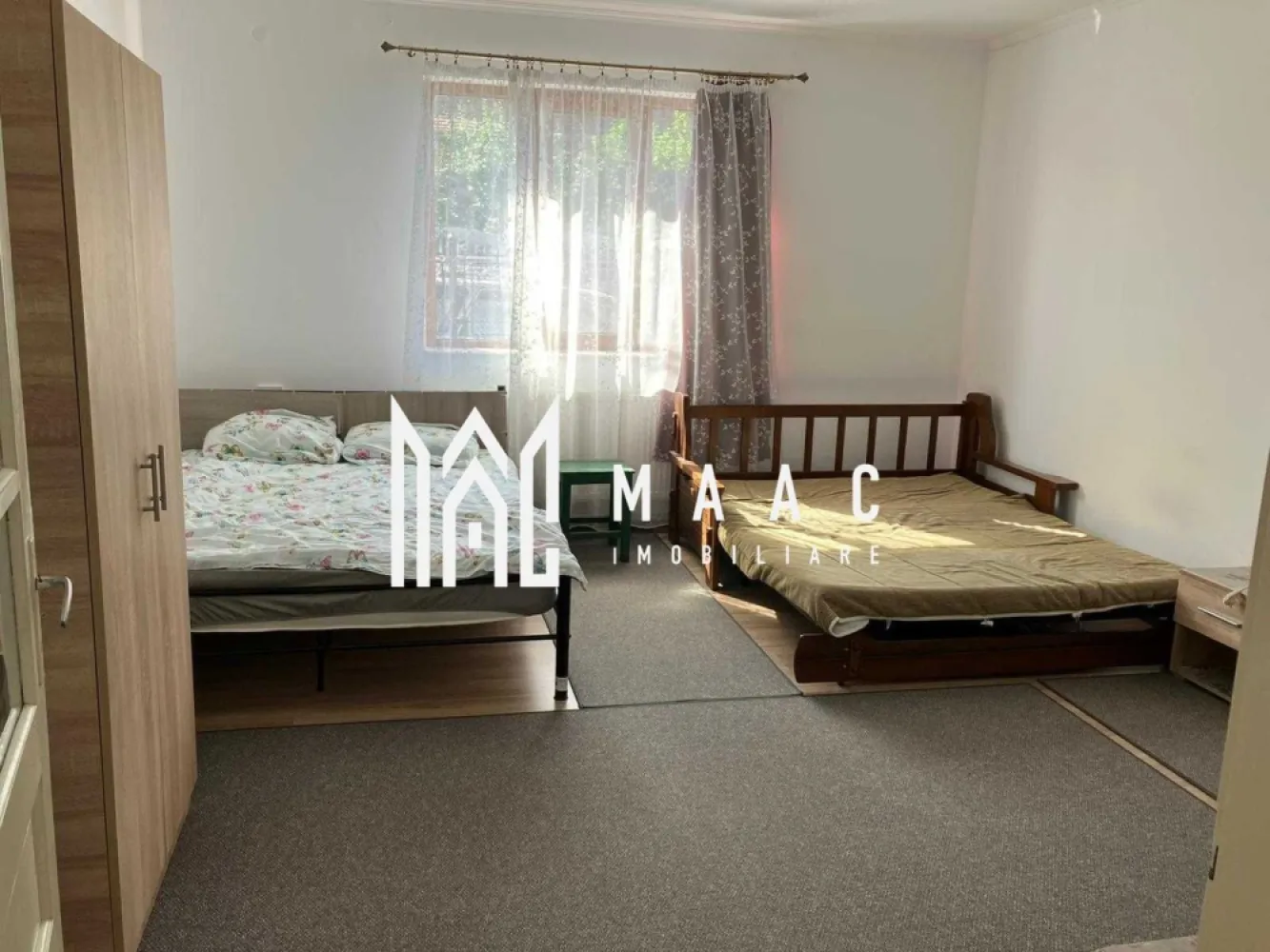 Casă renovată | 3 camere | 432 mp teren | Garaj | Zona-Lacul Binder - MAAC Imobiliare vă propune spre vânzare o casă recent renovată și izolată termic, situată în zona lacului Binder, la aproximativ 3 km de centrul orașului, cu acces facil și rapid către autostradă. Proprietatea este ideală pentru o familie care își dorește confort, curte proprie și acces rapid către oraș. Detalii proprietate Suprafață teren: 432 mp Casă renovată și izolată termic Curte + grădină Garaj și anexe Pivniță Compartimentare 3 camere Bucătărie Cămară 2 băi Pivniță Garaj Dotări Camere mobilate și utilate Bucătărie complet echipată: Aragaz Mașină de spălat Frigider Cuptor cu microunde Centrală proprie Încălzire cu calorifere Avantaje Casă renovată, pregătită pentru locuit Zonă liniștită Acces rapid către centru și autostradă Curte generoasă, ideală pentru relaxare Garaj + spații anexe pentru depozitare 📞 Contactează-ne pentru mai multe detalii sau pentru a programa o vizionare, menționează CP2939635! }}